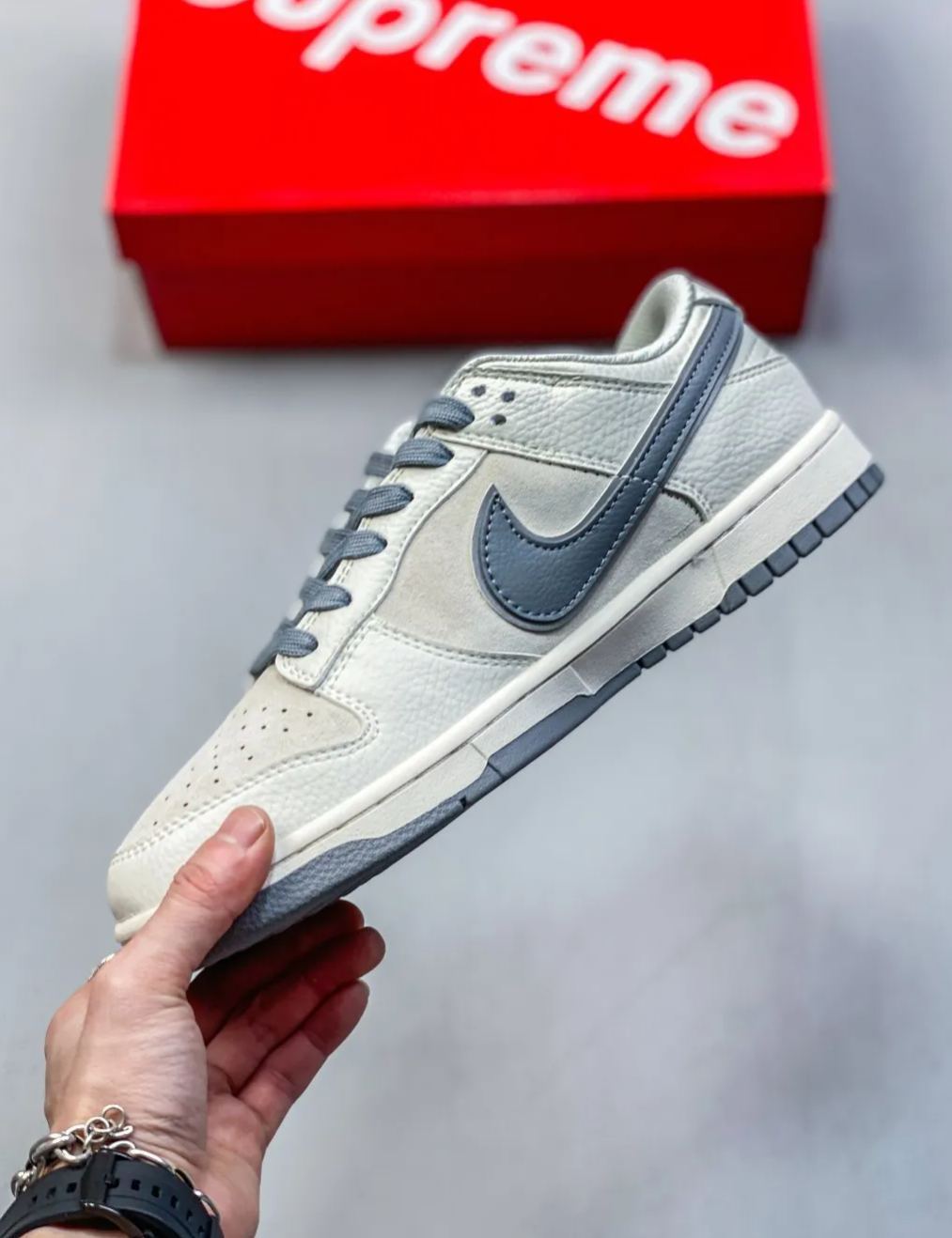 「コラボモデル」Supreme x Nike SB Dunk Low スニーカー