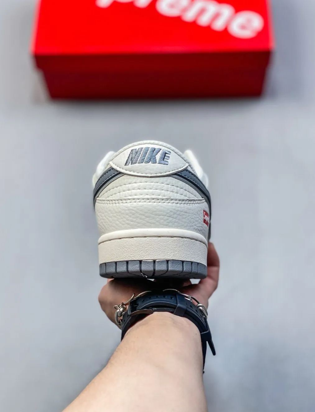 「コラボモデル」Supreme x Nike SB Dunk Low スニーカー
