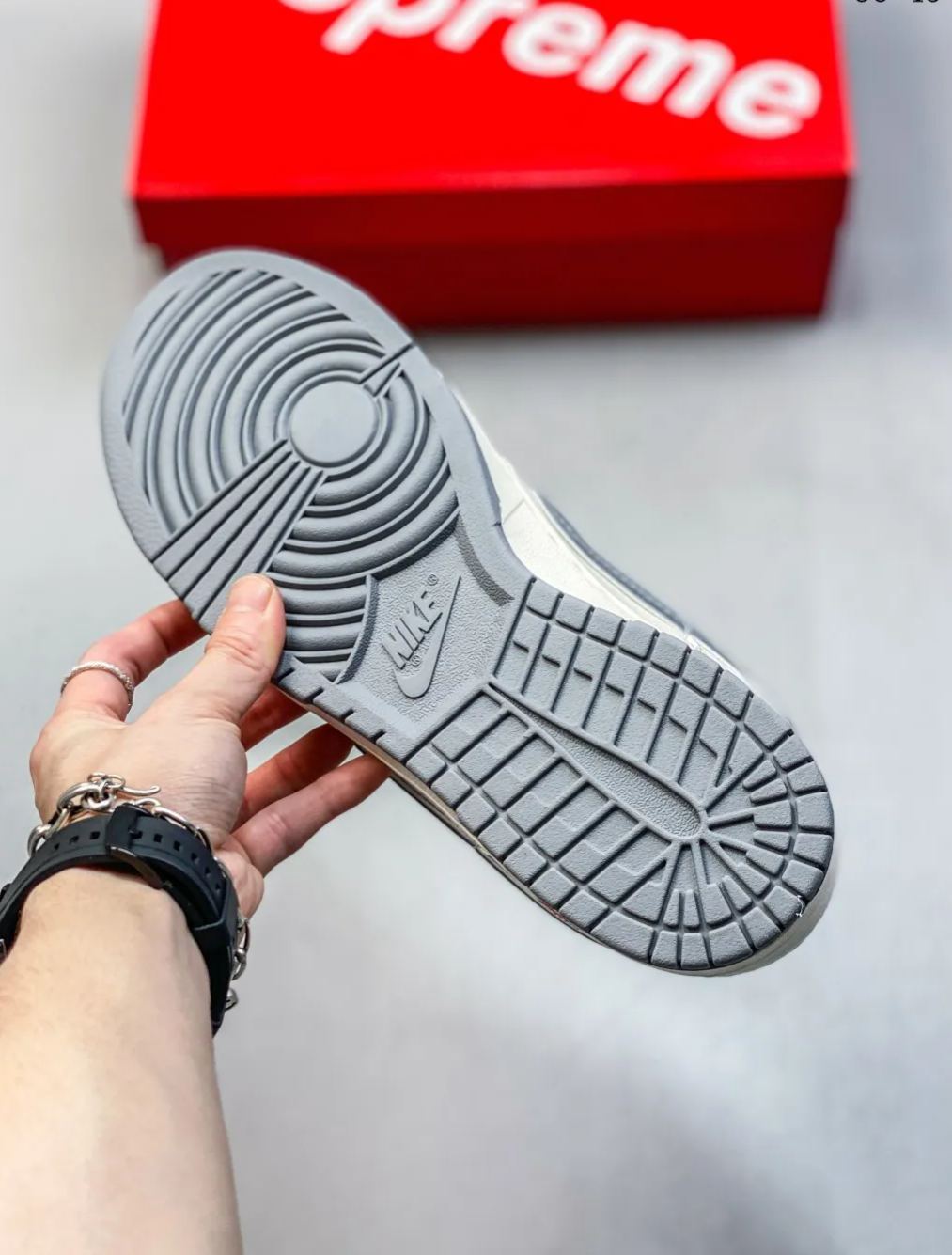 「コラボモデル」Supreme x Nike SB Dunk Low スニーカー