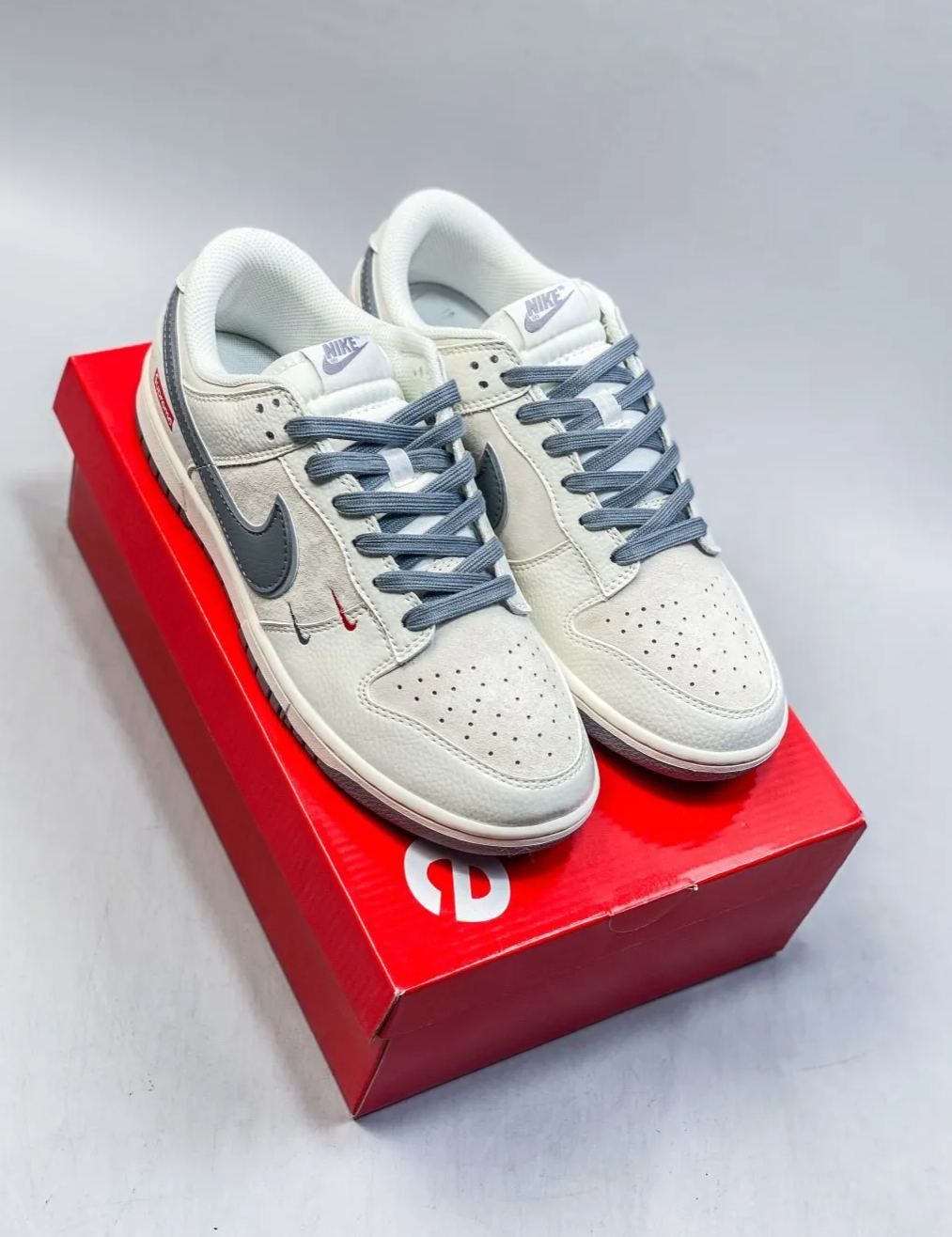 「コラボモデル」Supreme x Nike SB Dunk Low スニーカー