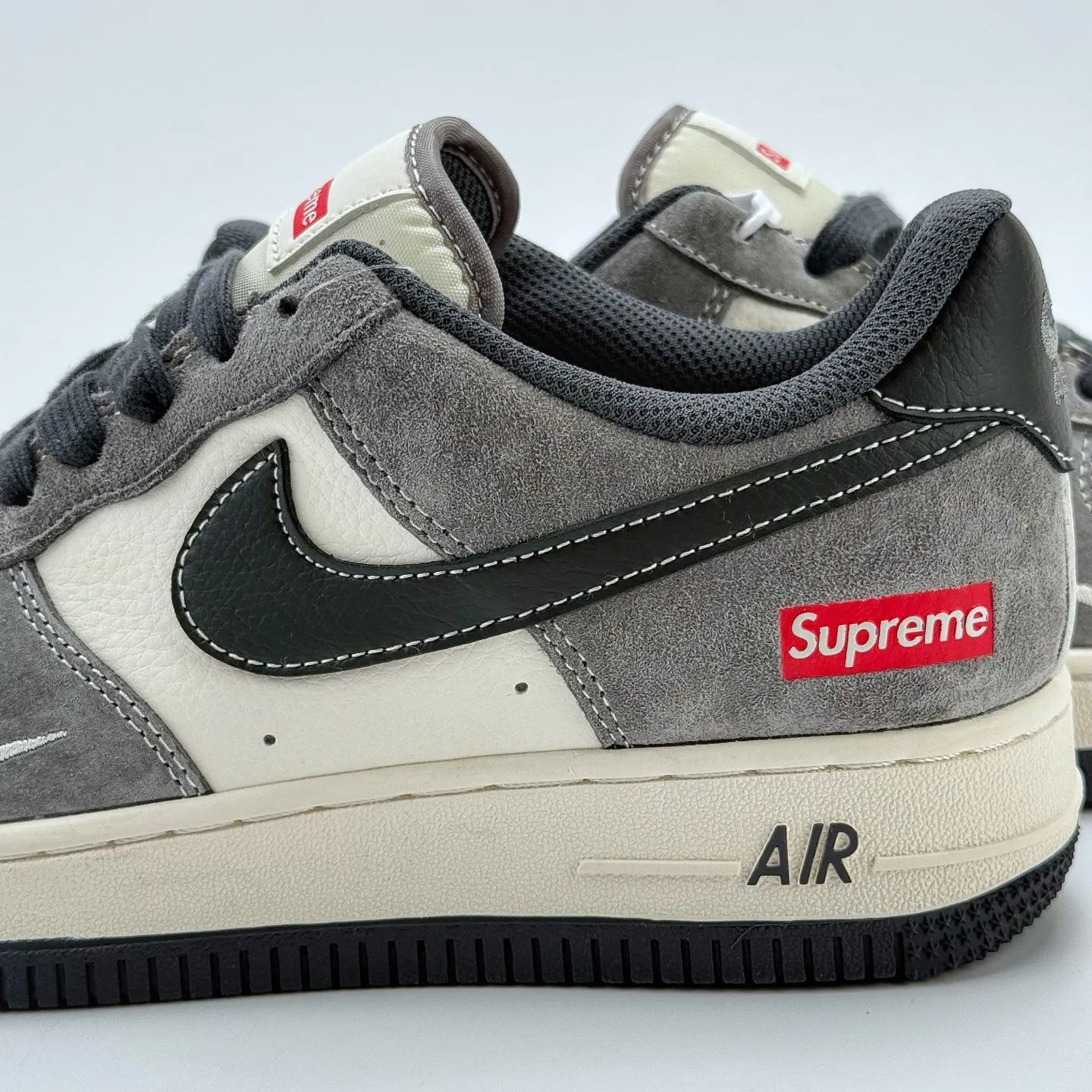 「コラボモデル」Supreme × Nike Air Force 1 Low スニーカー