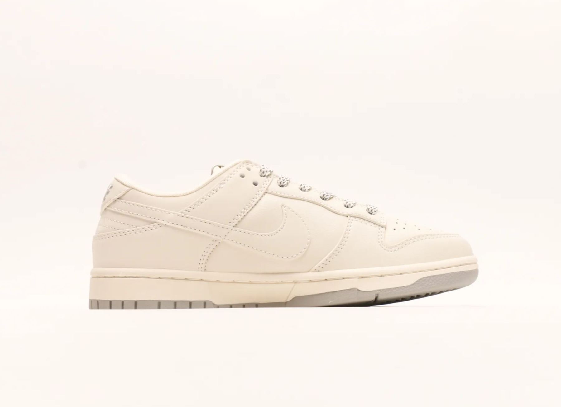 「コラボモデル」Supreme x Nike SB Dunk Low 【スニーカー】