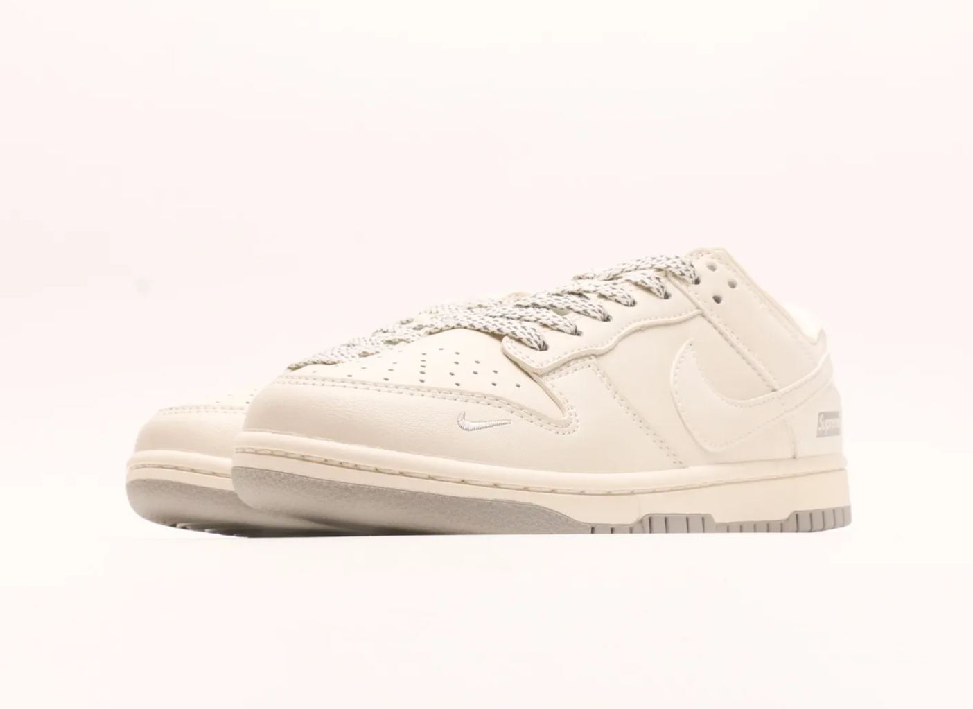 「コラボモデル」Supreme x Nike SB Dunk Low 【スニーカー】