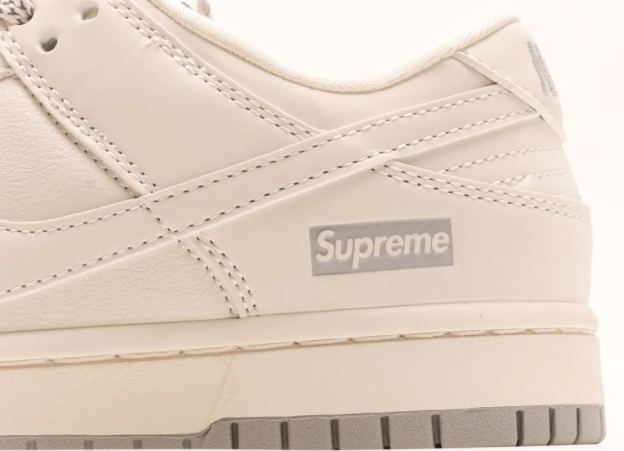 「コラボモデル」Supreme x Nike SB Dunk Low 【スニーカー】