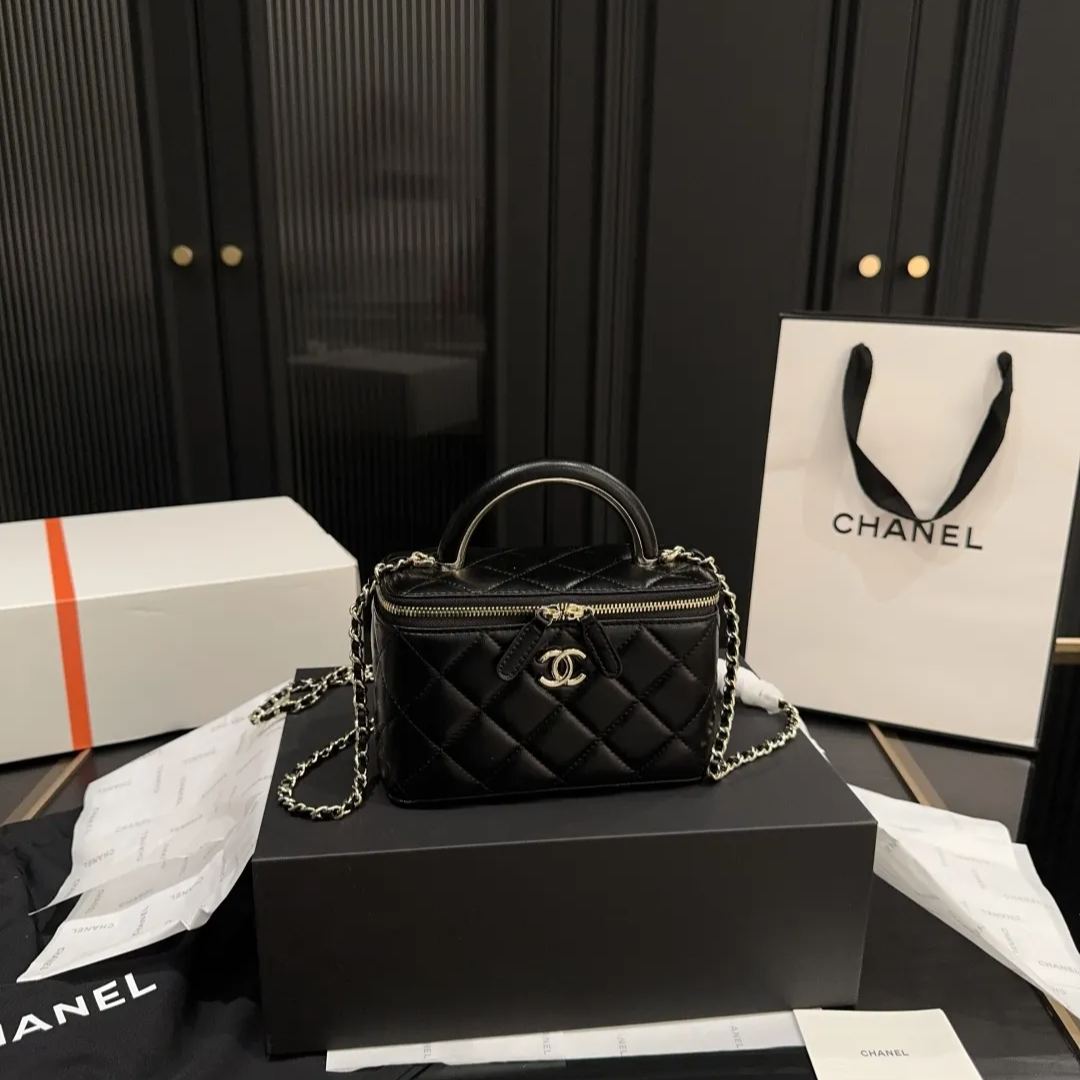 シャネル「Chanel」22A メタルハンドル ボックスバッグ