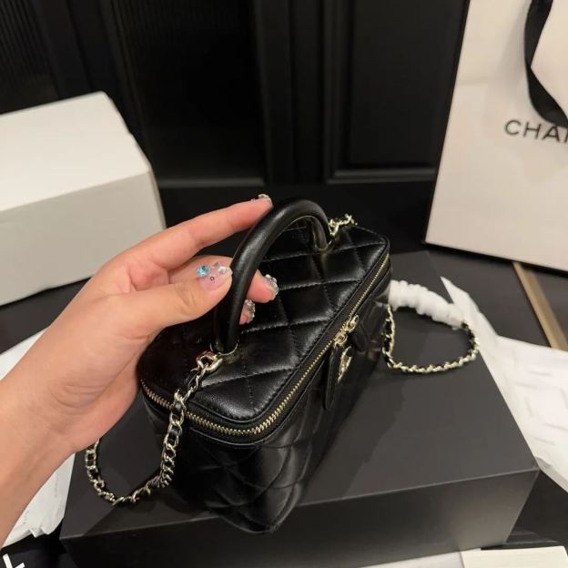 シャネル「Chanel」22A メタルハンドル ボックスバッグ