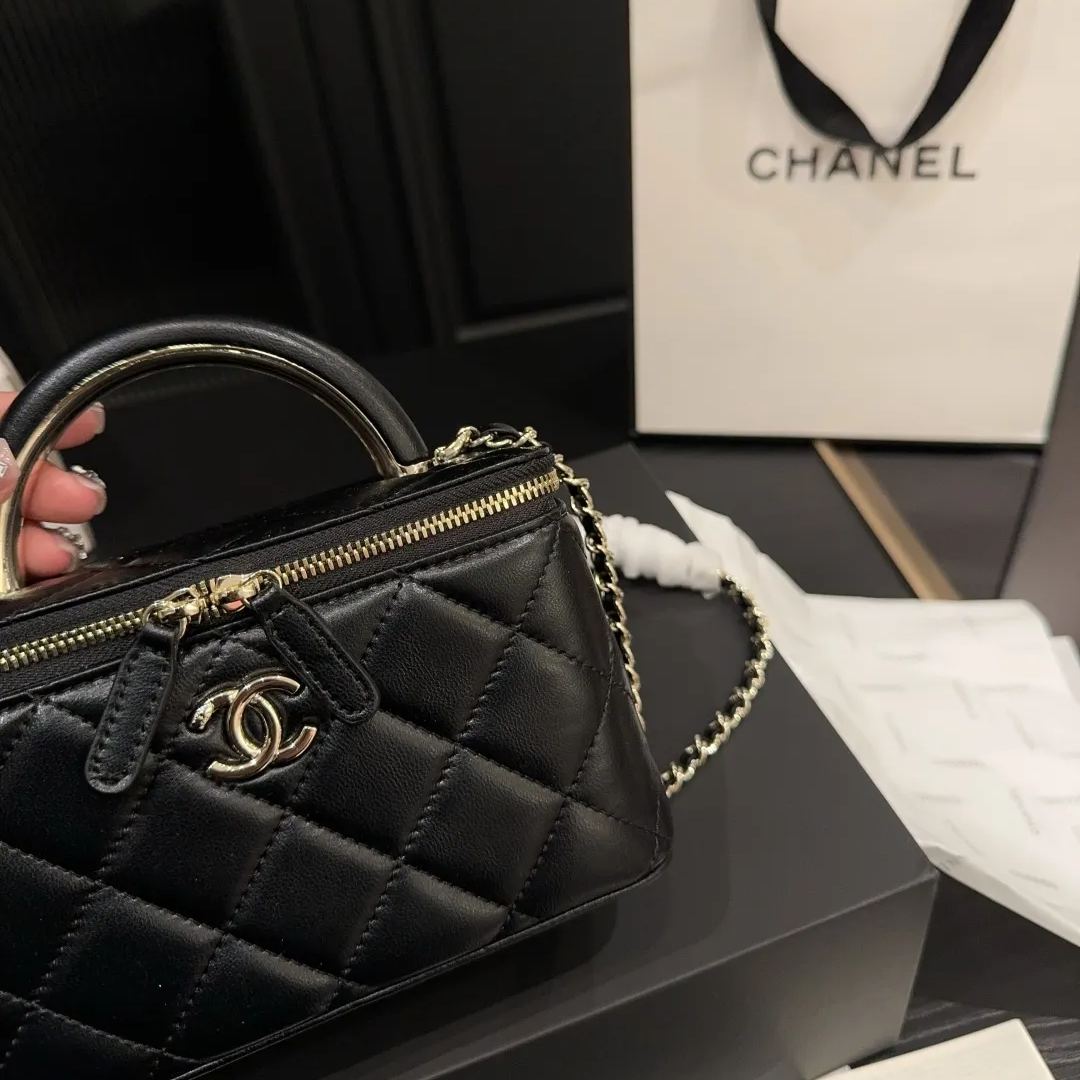 シャネル「Chanel」22A メタルハンドル ボックスバッグ