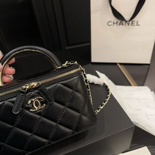 シャネル「Chanel」22A メタルハンドル ボックスバッグ