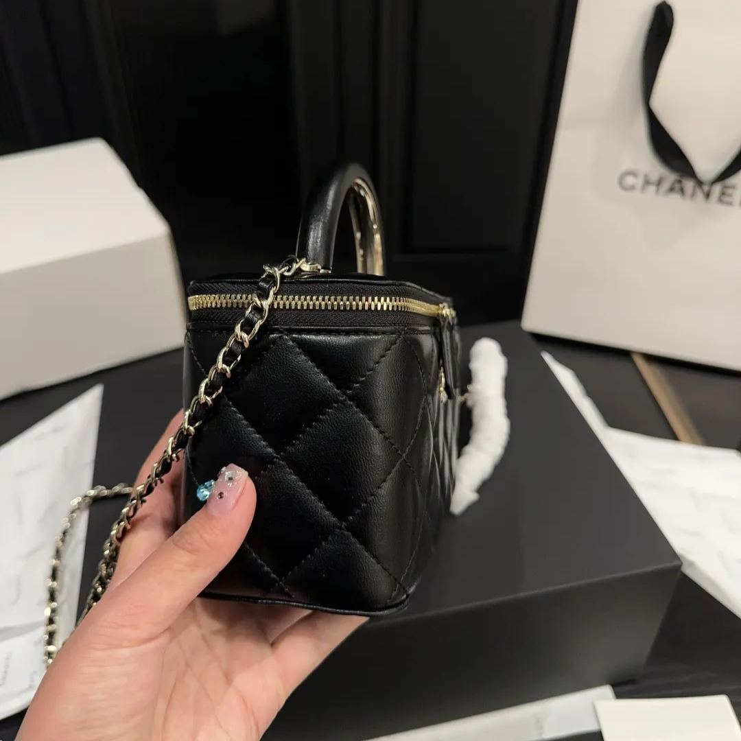 シャネル「Chanel」22A メタルハンドル ボックスバッグ