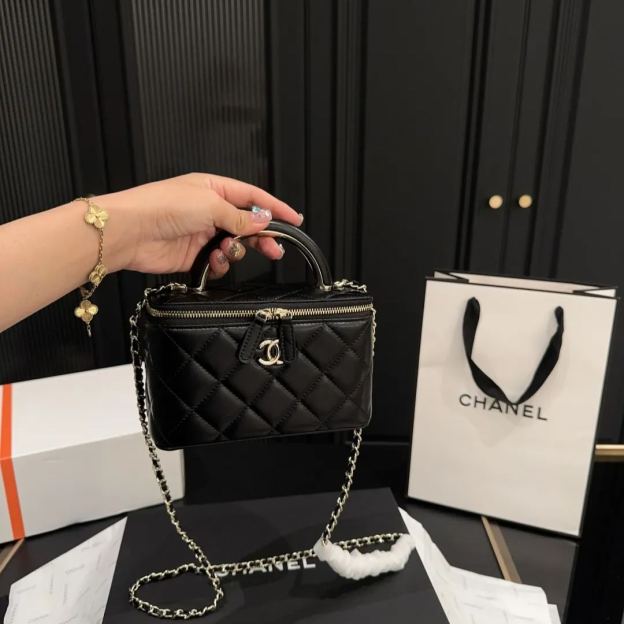 シャネル「Chanel」22A メタルハンドル ボックスバッグ