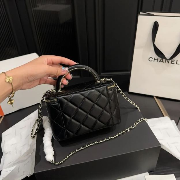 シャネル「Chanel」22A メタルハンドル ボックスバッグ