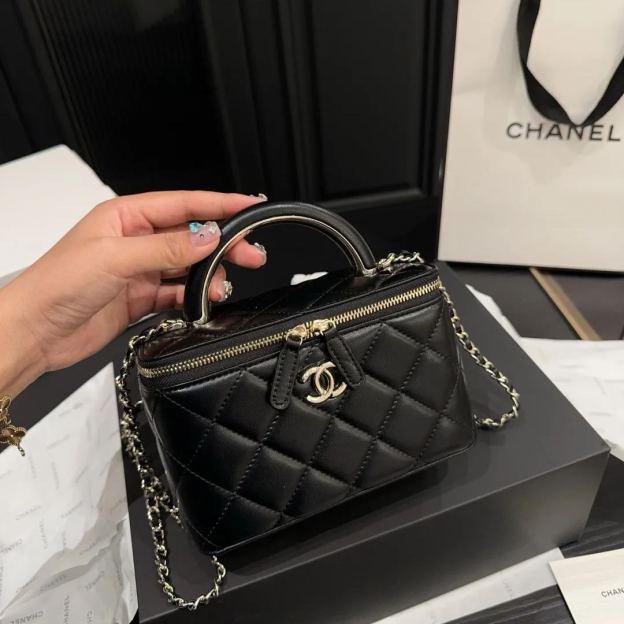 シャネル「Chanel」22A メタルハンドル ボックスバッグ