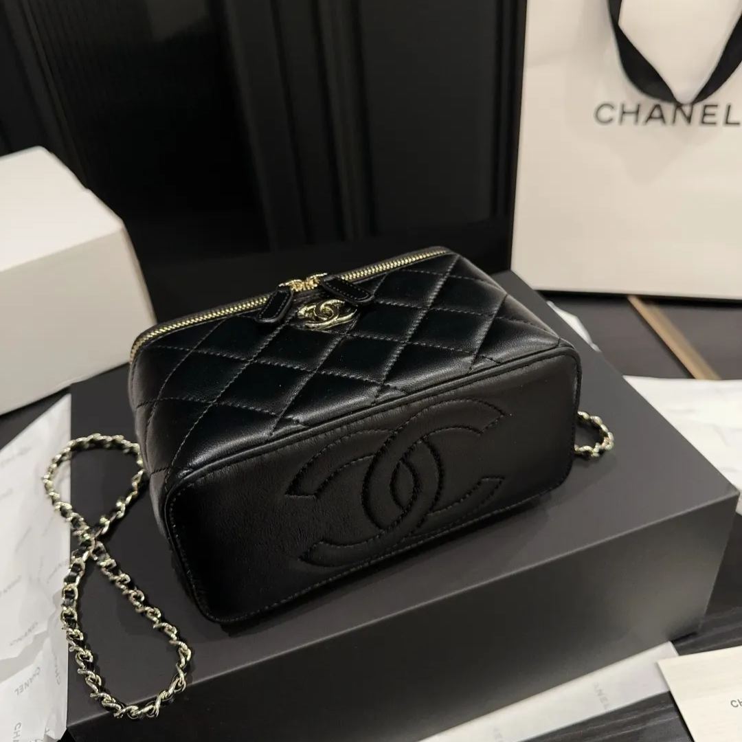 シャネル「Chanel」22A メタルハンドル ボックスバッグ