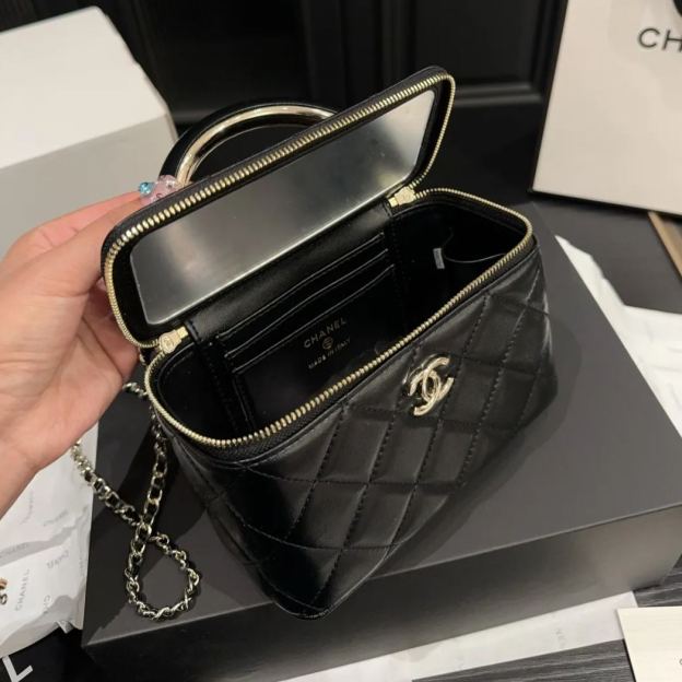 シャネル「Chanel」22A メタルハンドル ボックスバッグ