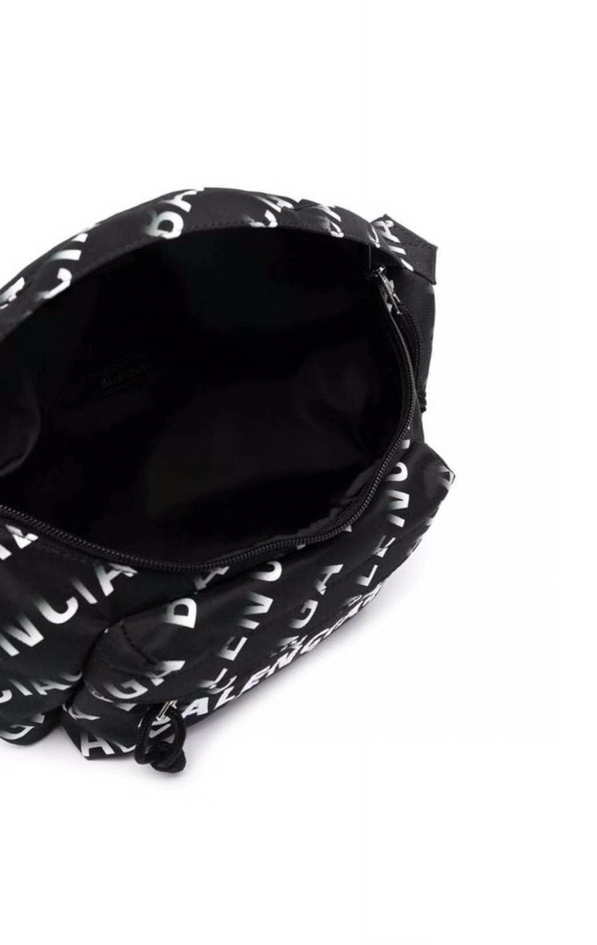 バレンシアガ「Balenciaga」CELINE TRIOMPHE バーチャルグラフィティ ウエストバッグ