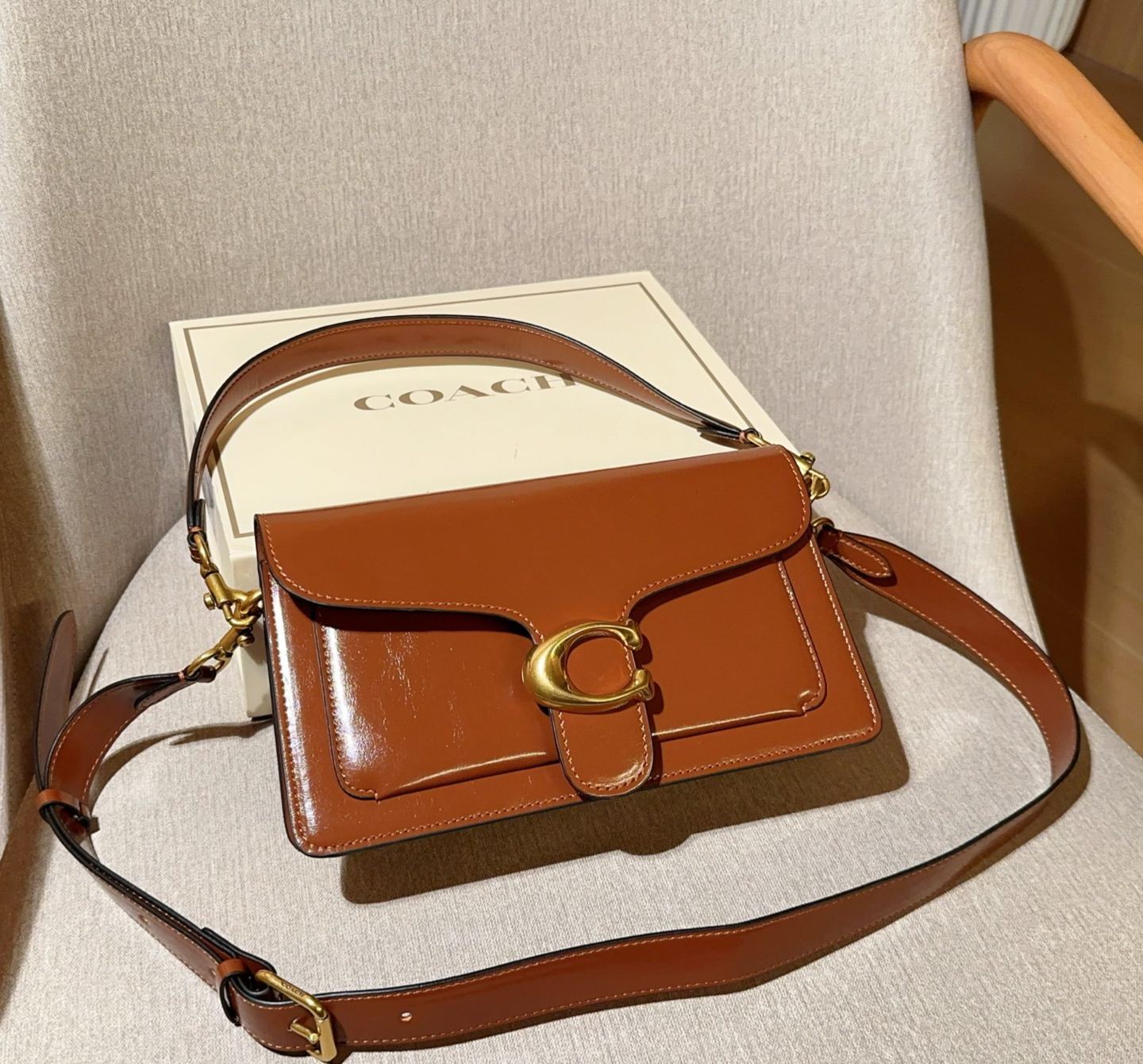 コーチ「Coach」Tabby オイルドレザー ショルダーバッグ