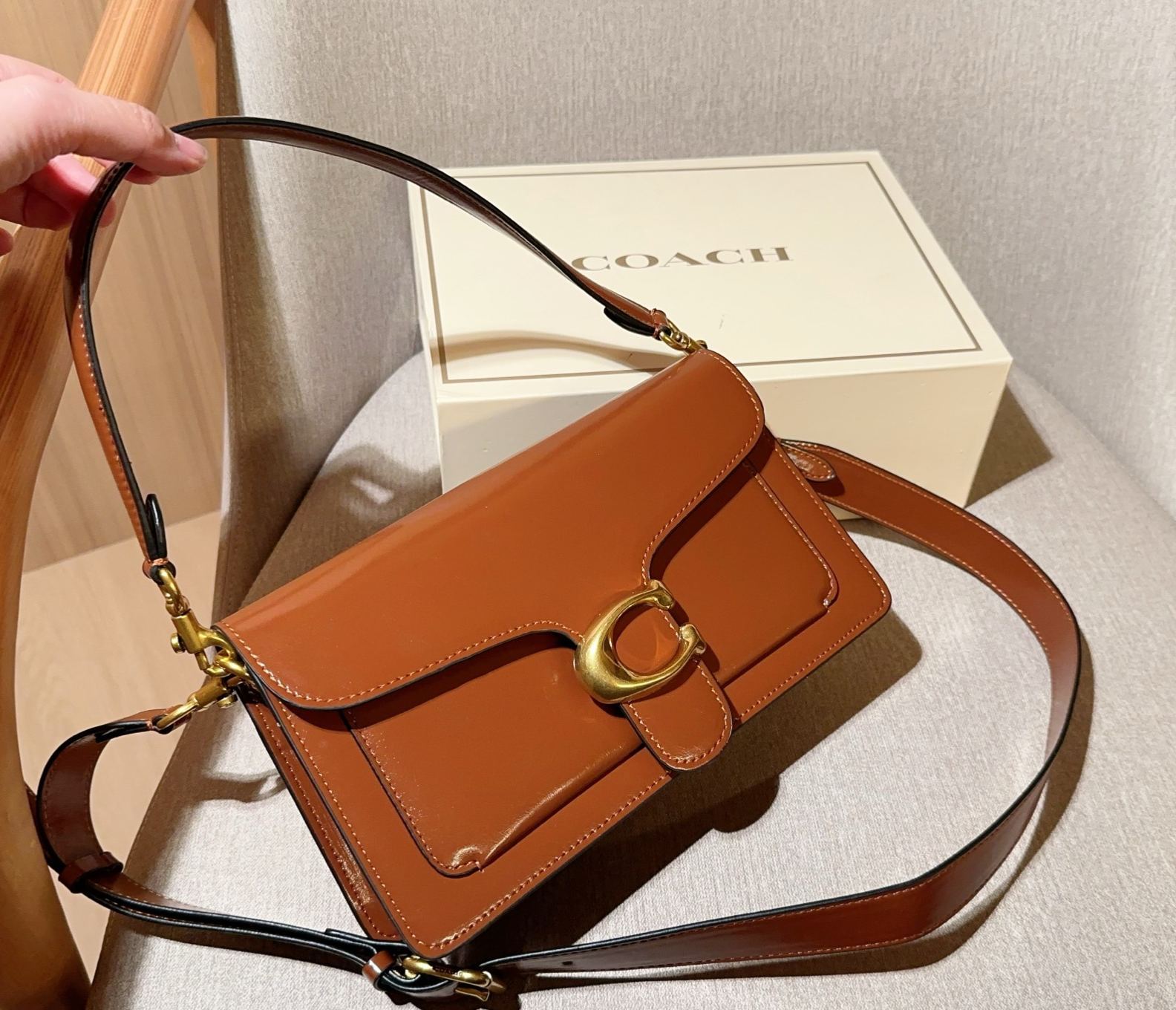 コーチ「Coach」Tabby オイルドレザー ショルダーバッグ