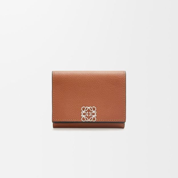 ロエベ「LOEWE」アナグラム トライフォールド ウォレット（ペブルグレインカーフ）