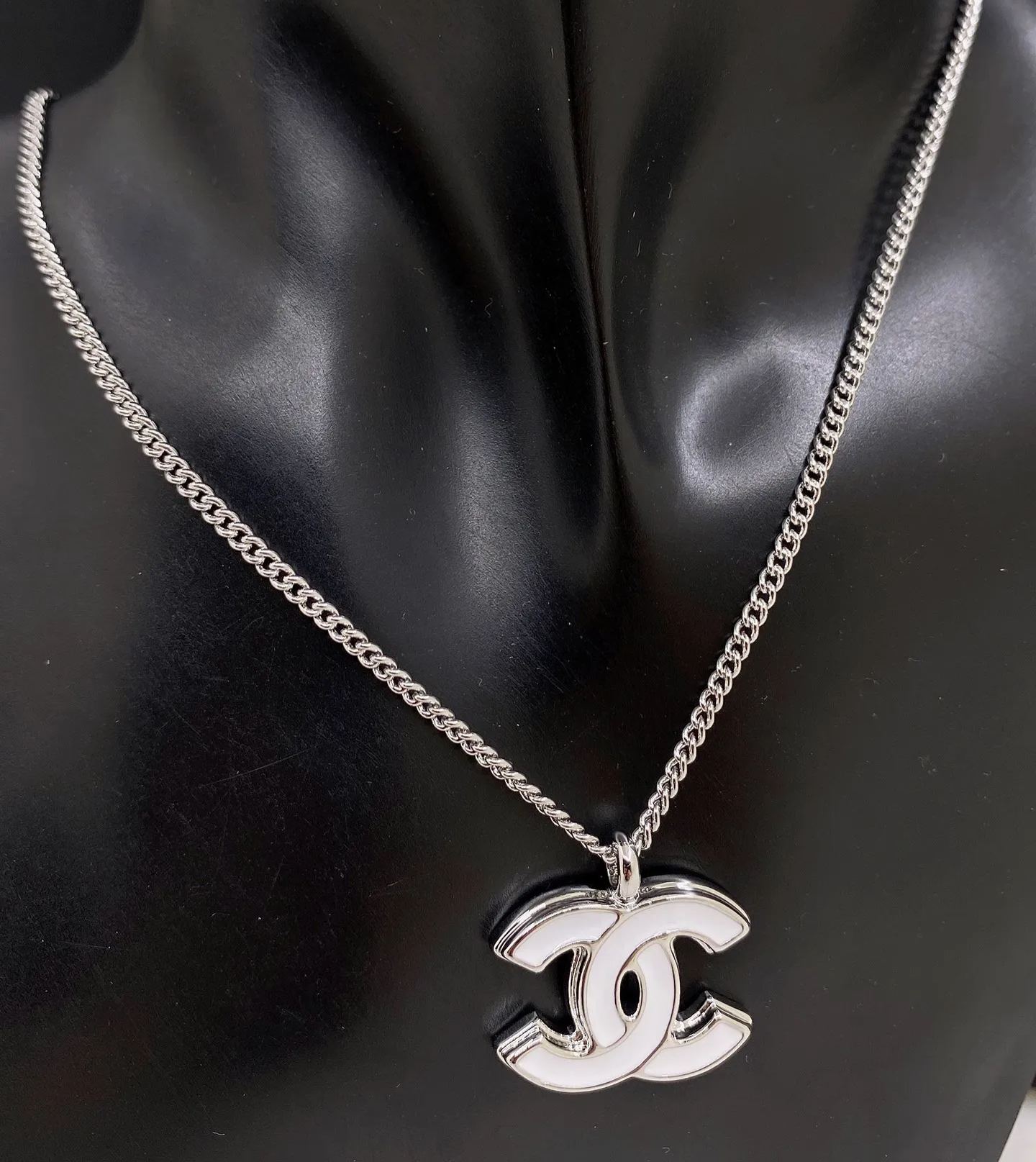 シャネル「Chanel」  最新プラチナトーン＆ホワイトCCロゴネックレス