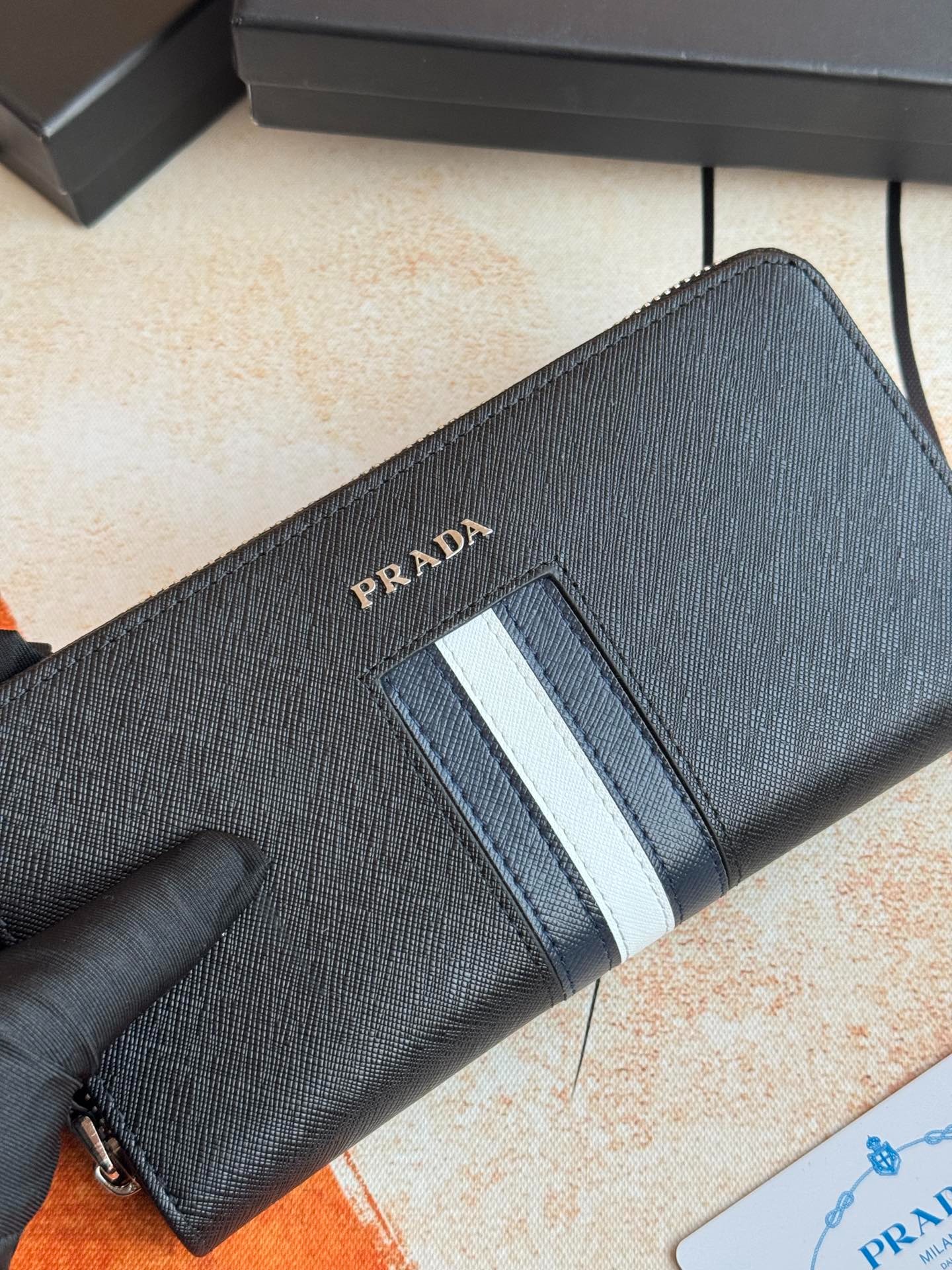 PRADA サフィアーノ ブラックレザー ウォレット 財布 PRADA(プラダ) サフィアーノレザー 財布 ブラック – ISETAN