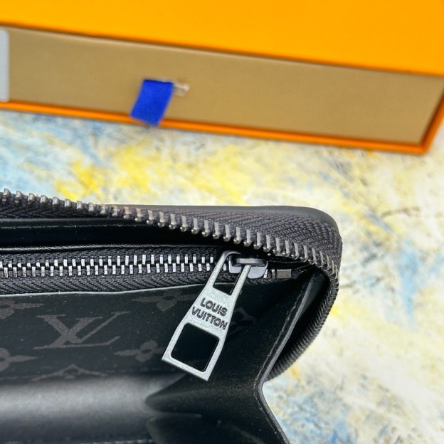 ルイ・ヴィトン「Louis Vuitton」LV   M80558 TRUNK 男性用ソフトトランクから着想を得たジッパー財布です