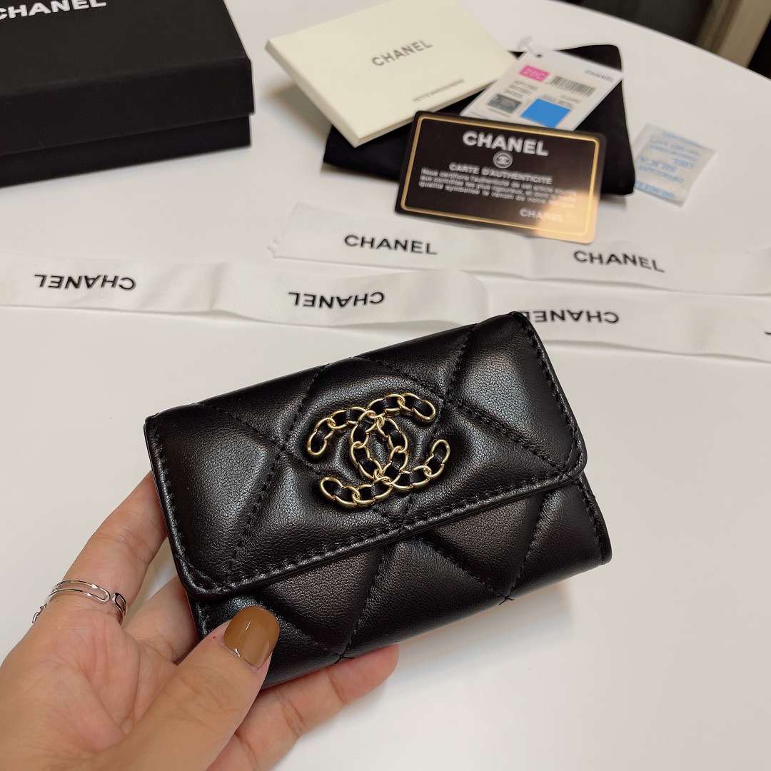 シャネル「Chanel」 ラムスキン フラップ ウォレット 財布
