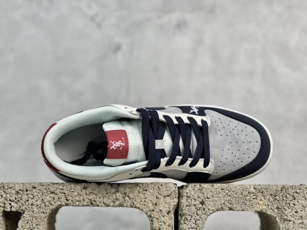 NIKE SB Dunk Low Saint Laurent コラボレーションのトリプルスウォッシュスニーカー