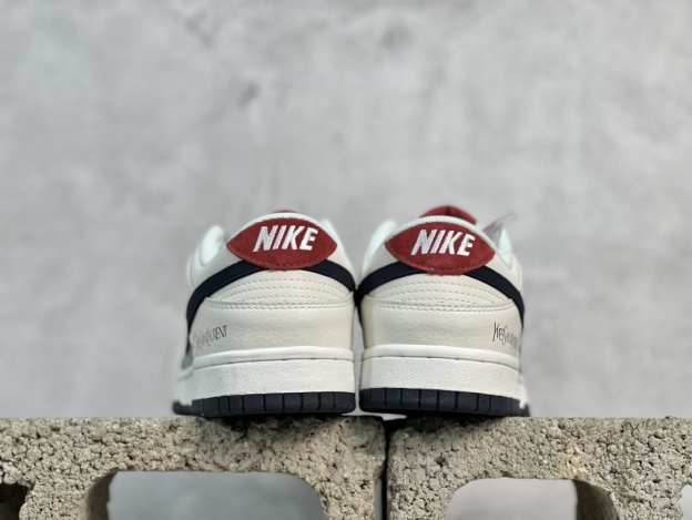 NIKE SB Dunk Low Saint Laurent コラボレーションのトリプルスウォッシュスニーカー