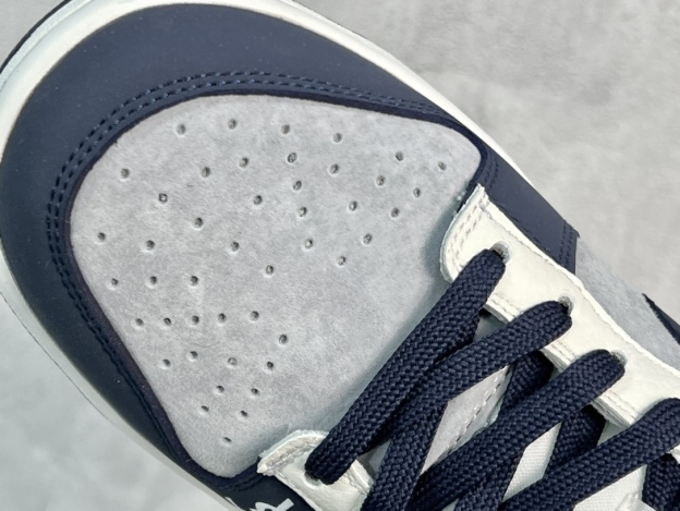 NIKE SB Dunk Low Saint Laurent コラボレーションのトリプルスウォッシュスニーカー