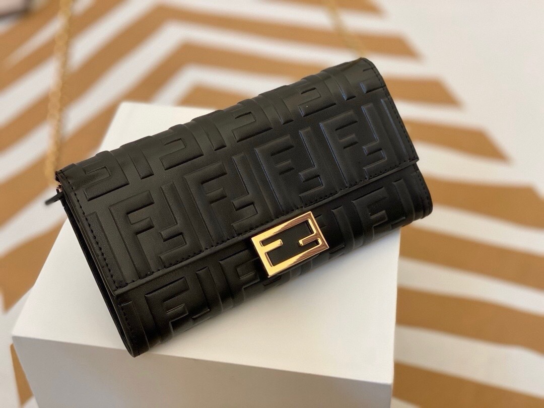フェンディ(Fendi)FF柄クロスボディバッグ