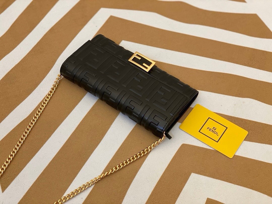 フェンディ(Fendi)FF柄クロスボディバッグ