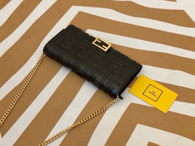 フェンディ(Fendi)FF柄クロスボディバッグ