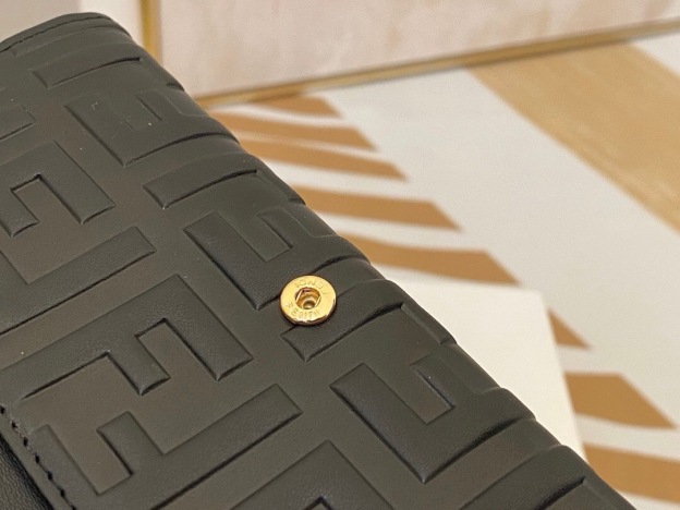 フェンディ(Fendi)FF柄クロスボディバッグ