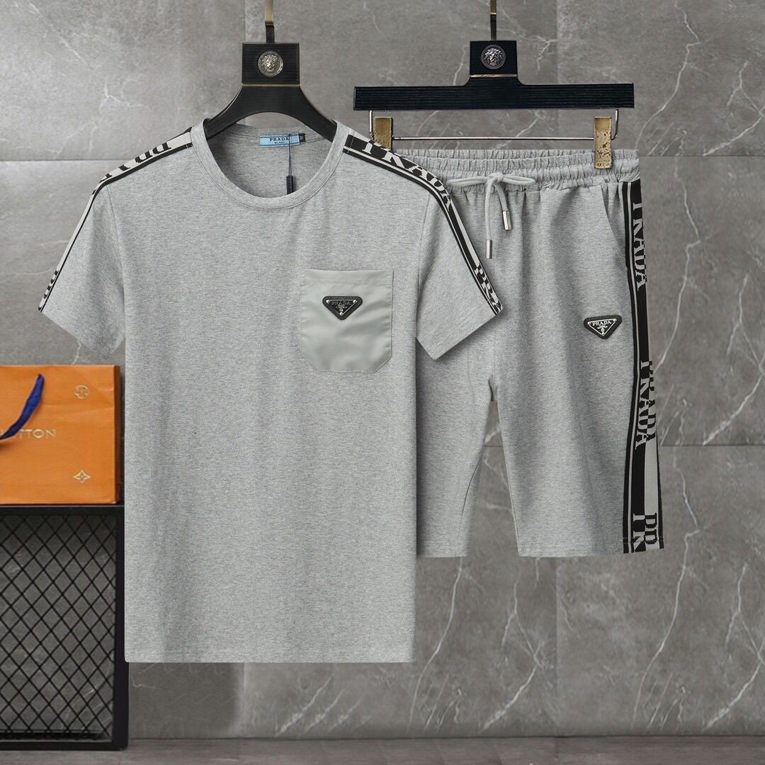 【PRADA公式旗艦店】 半袖ショートパンツスーツ ご好評に付き再入荷！