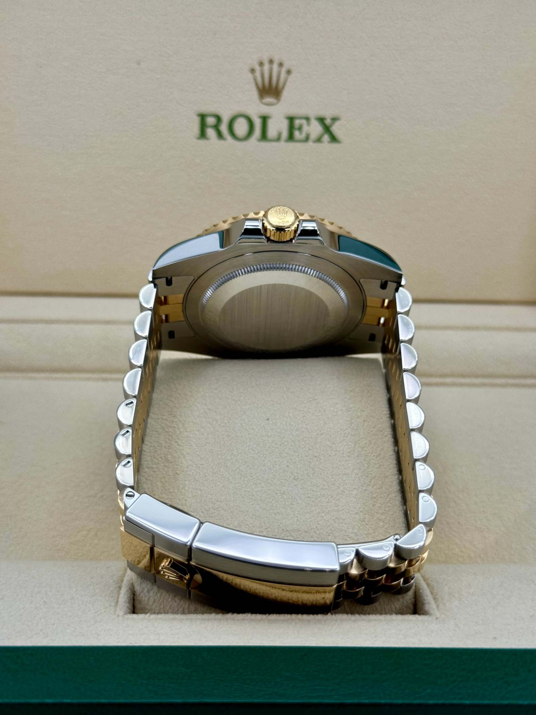 NEW 2025 ロレックス GMTマスターII 40mm 126713GRNR ツートンジュビリー