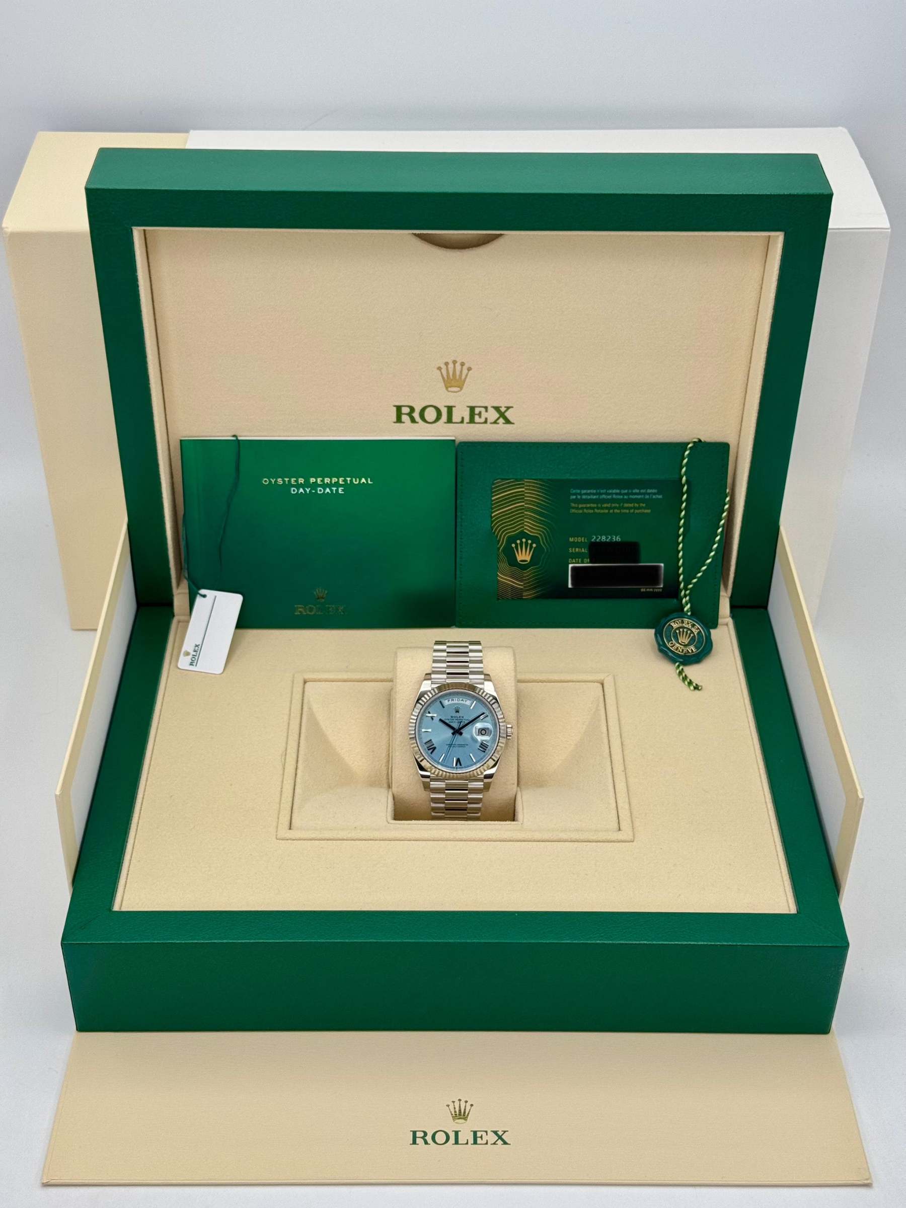 NEW 2024 ロレックス デイデイト プラチナ 40mm 228236 アイスブルーローマンダイヤル