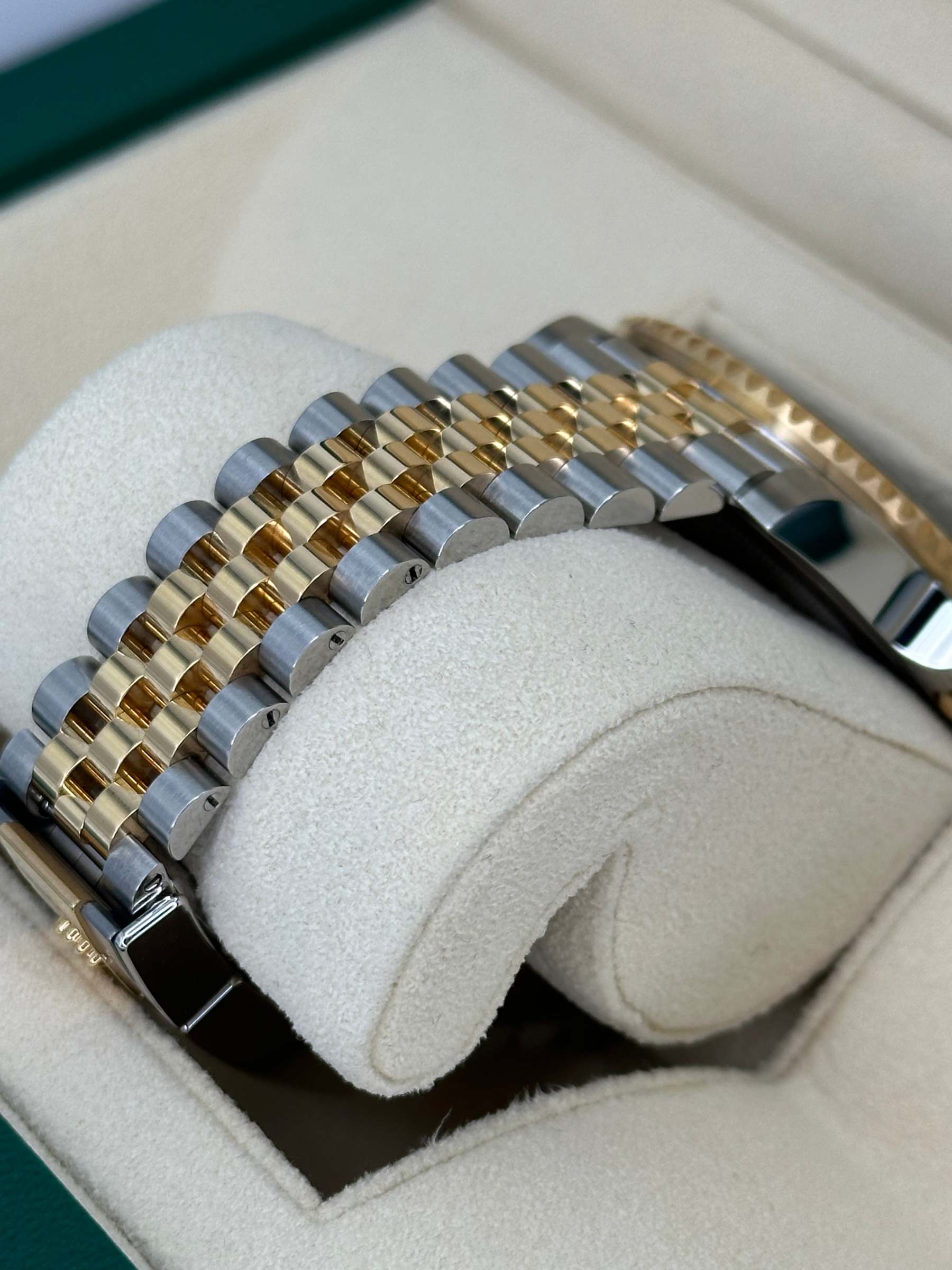 NEW 2025 ロレックス GMTマスターII 40mm 126713GRNR ツートンジュビリー