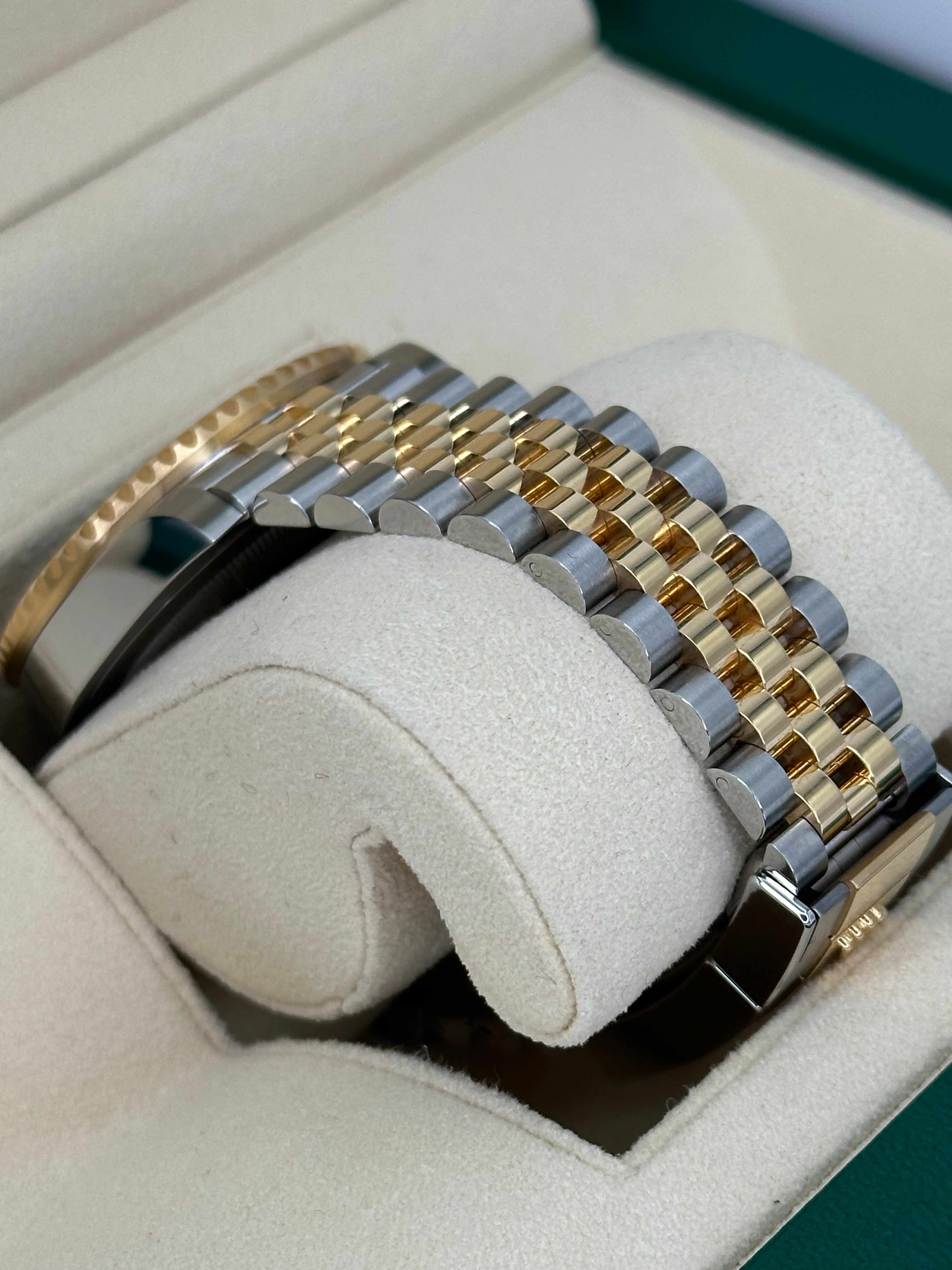 NEW 2025 ロレックス GMTマスターII 40mm 126713GRNR ツートンジュビリー