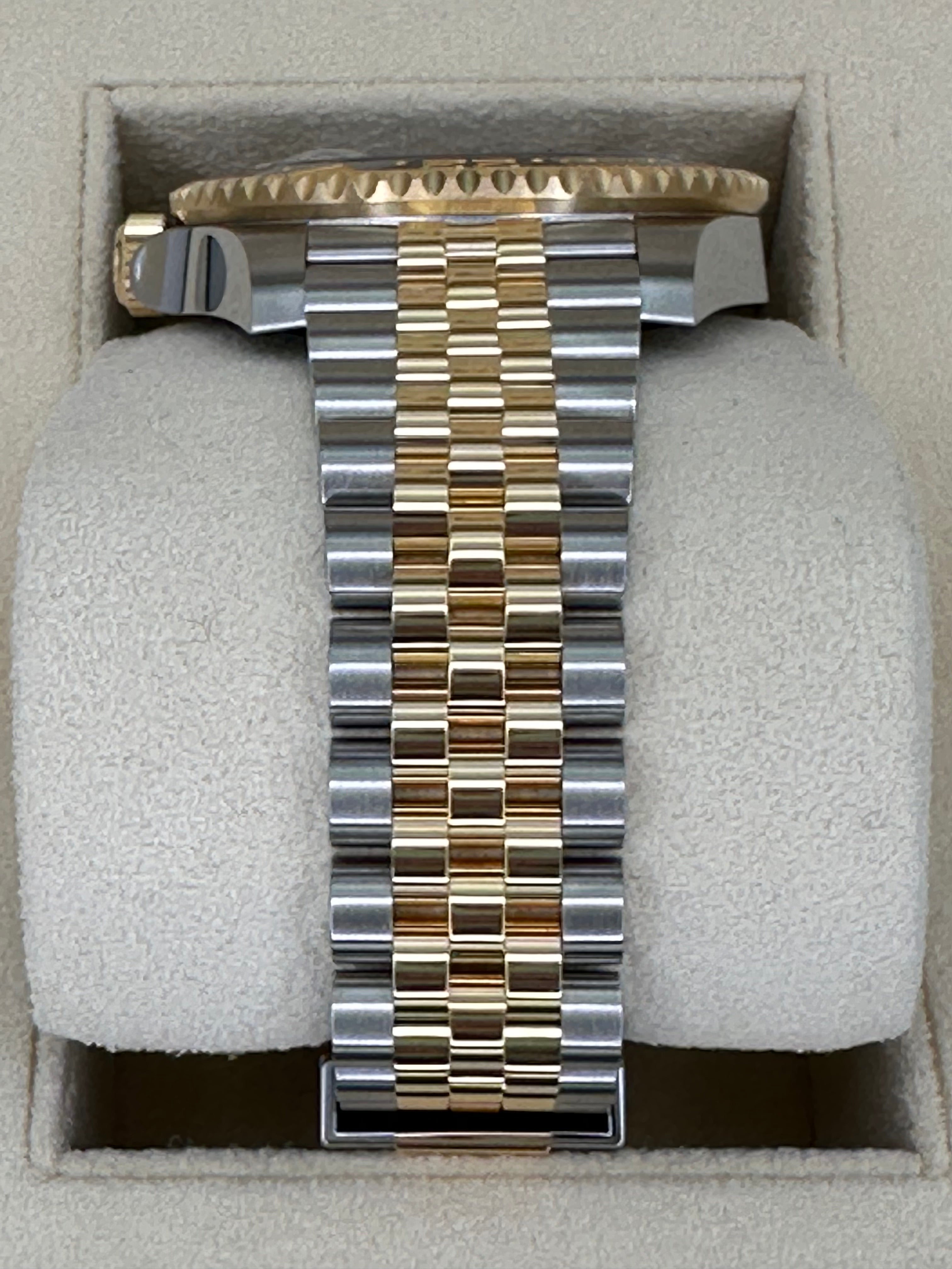 NEW 2025 ロレックス GMTマスターII 40mm 126713GRNR ツートンジュビリー