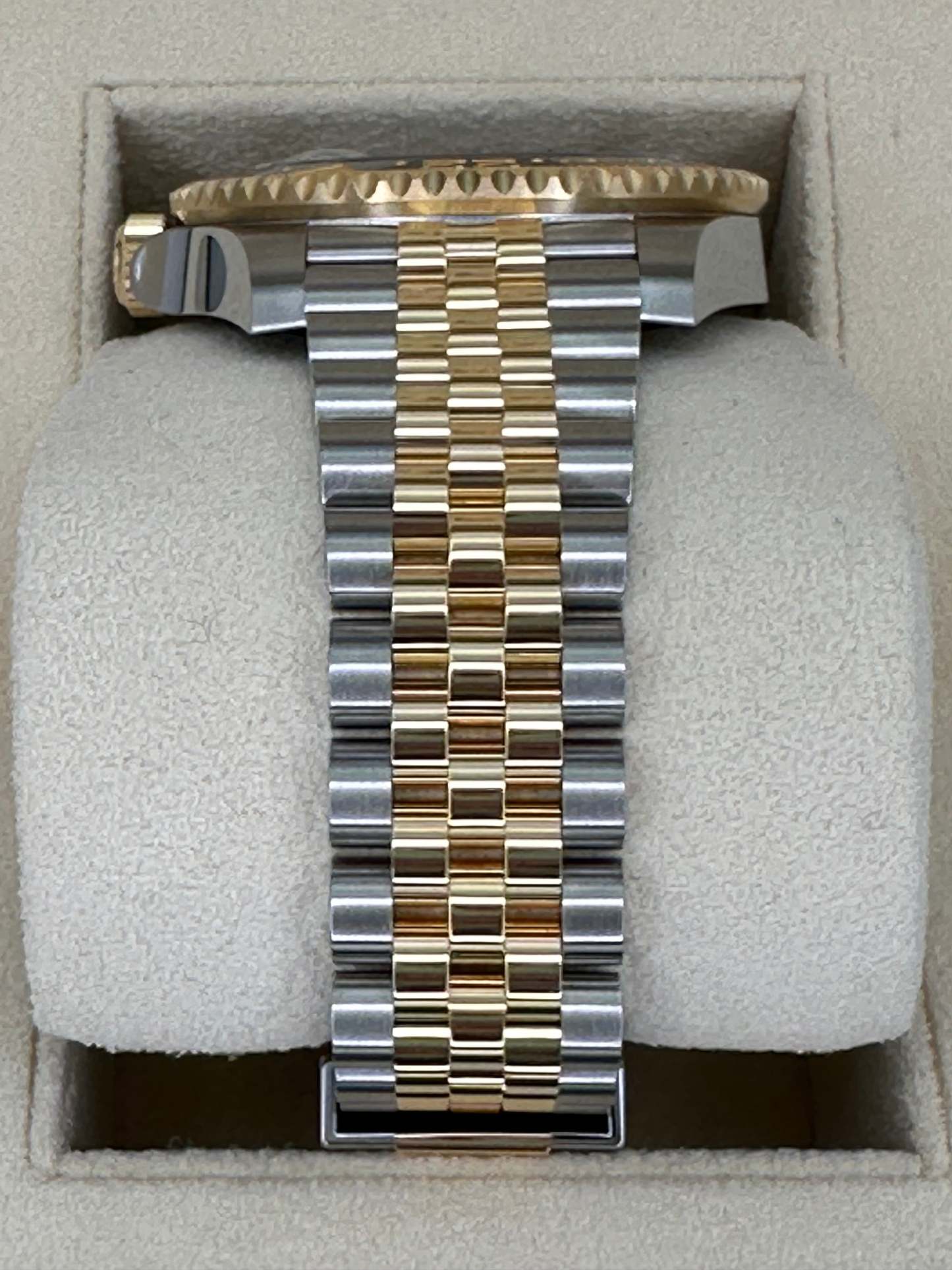 NEW 2025 ロレックス GMTマスターII 40mm 126713GRNR ツートンジュビリー