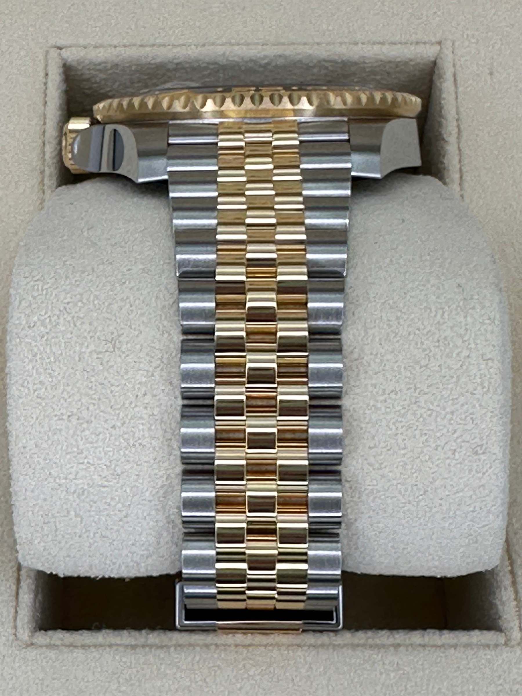 NEW 2025 ロレックス GMTマスターII 40mm 126713GRNR ツートンジュビリー