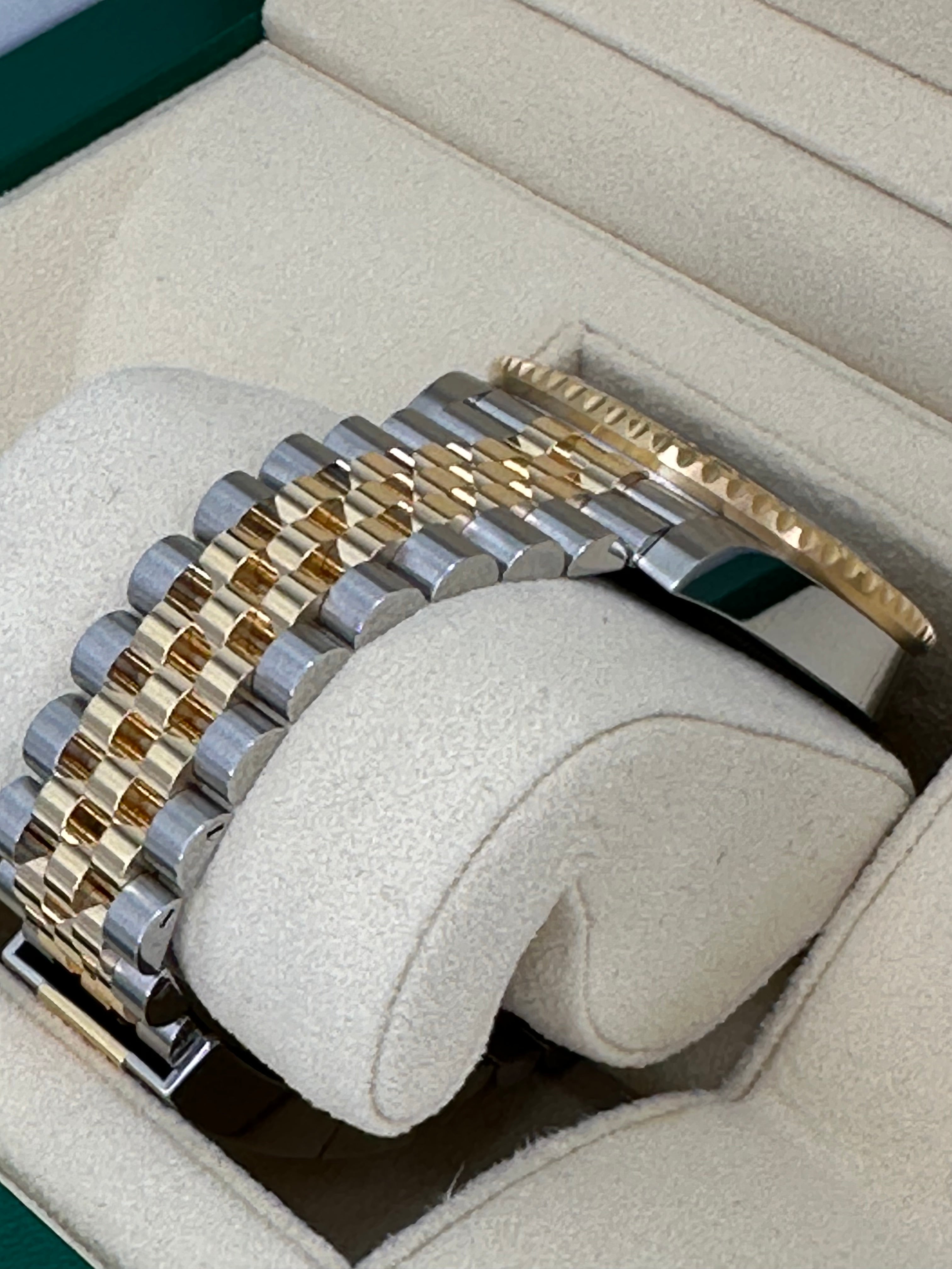NEW 2025 ロレックス GMTマスターII 40mm 126713GRNR ツートンジュビリー