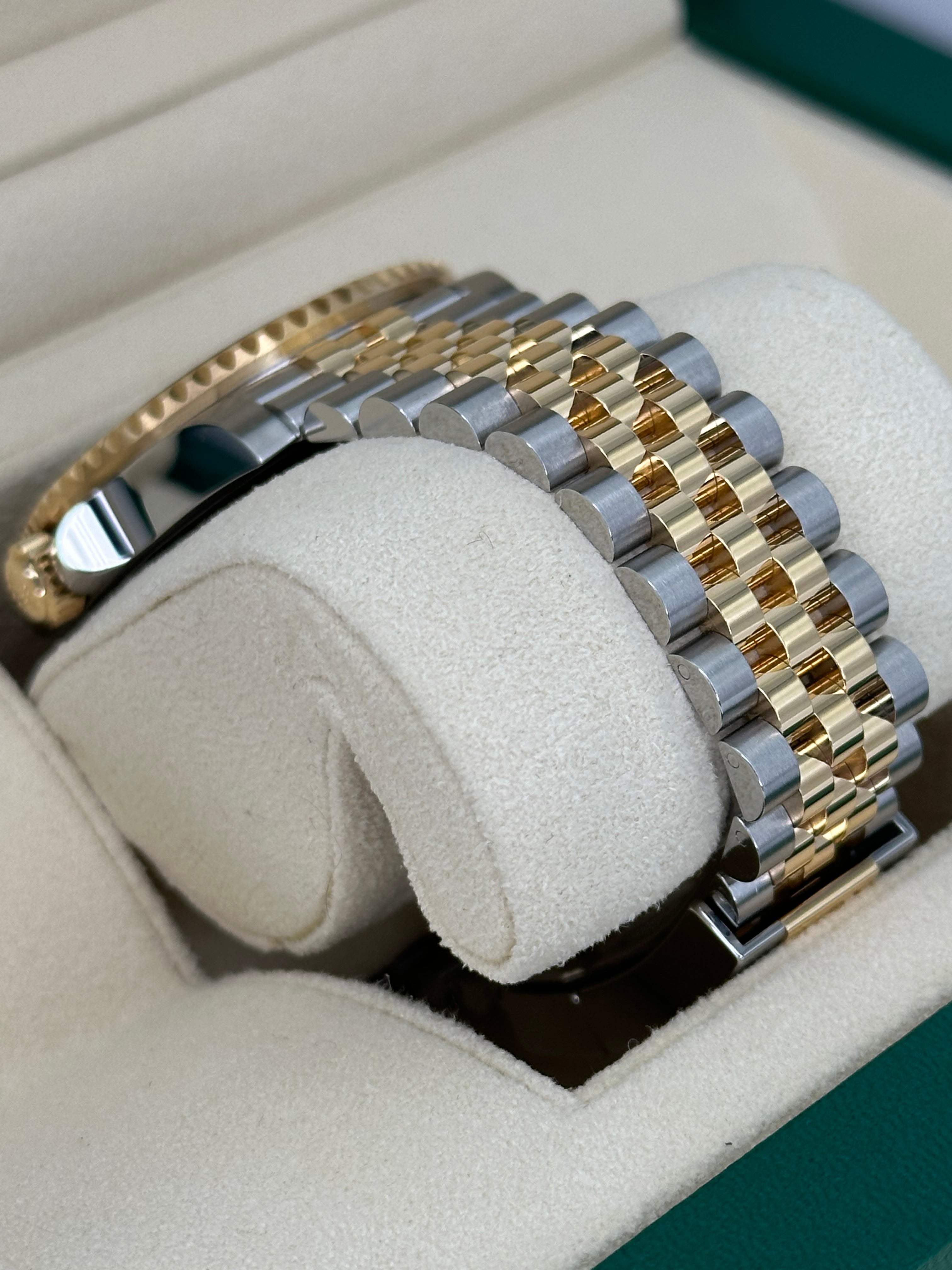 NEW 2025 ロレックス GMTマスターII 40mm 126713GRNR ツートンジュビリー