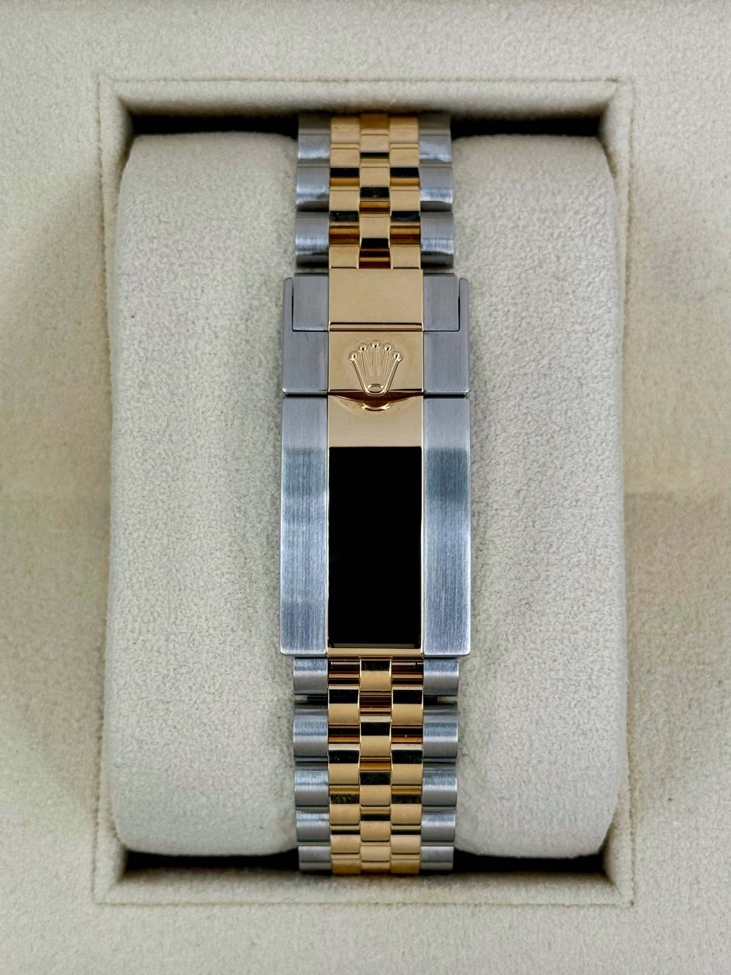 2024 ロレックス GMTマスターII 40mm 126713GRNR ツートーンジュビリーブラックダイヤル