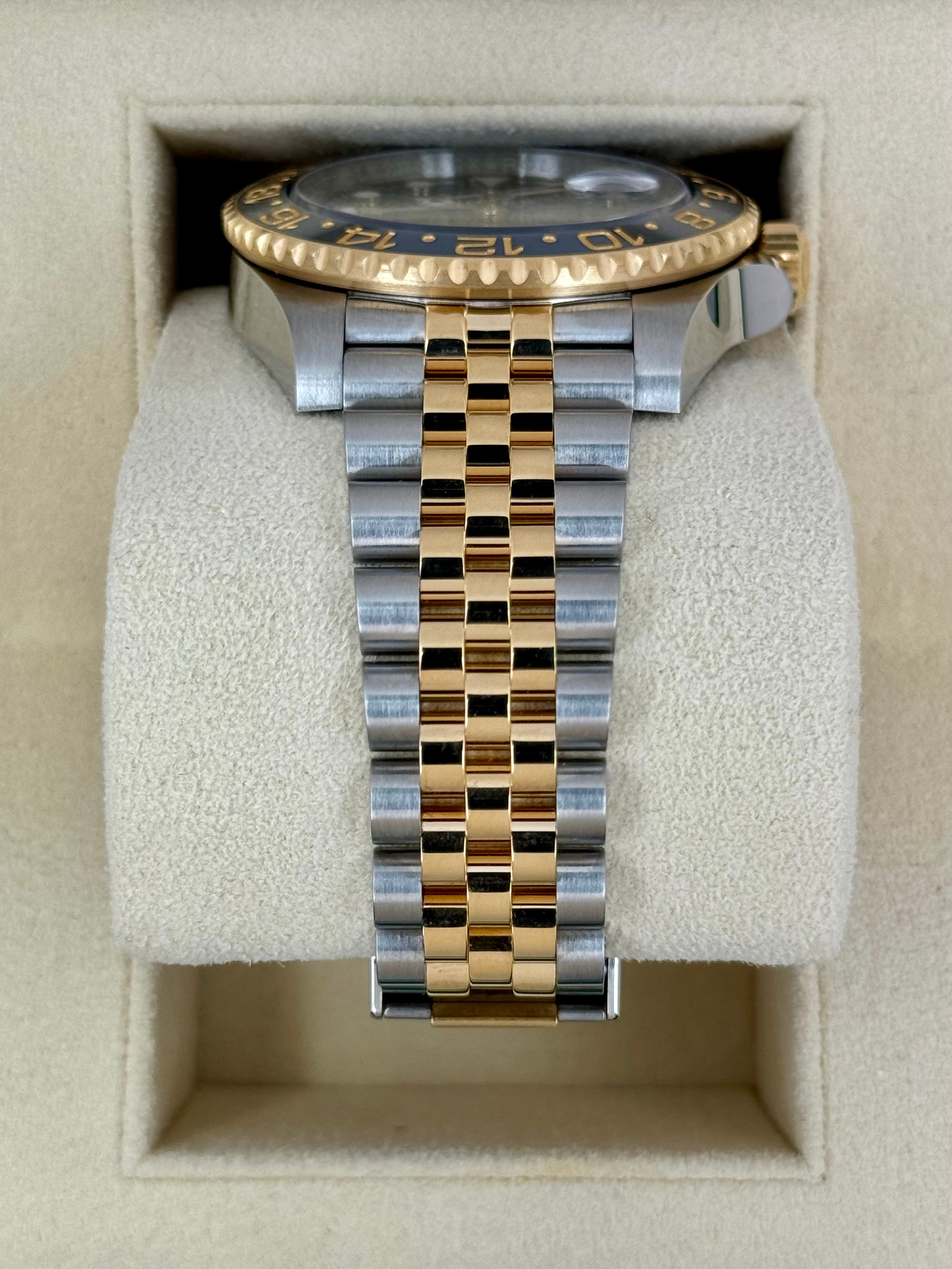 2024 ロレックス GMTマスターII 40mm 126713GRNR ツートーンジュビリーブラックダイヤル