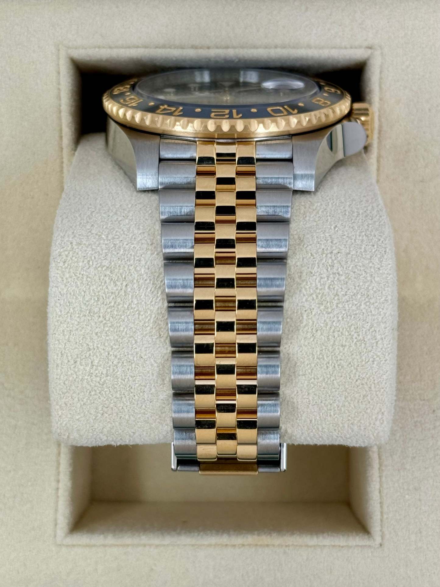 2024 ロレックス GMTマスターII 40mm 126713GRNR ツートーンジュビリーブラックダイヤル