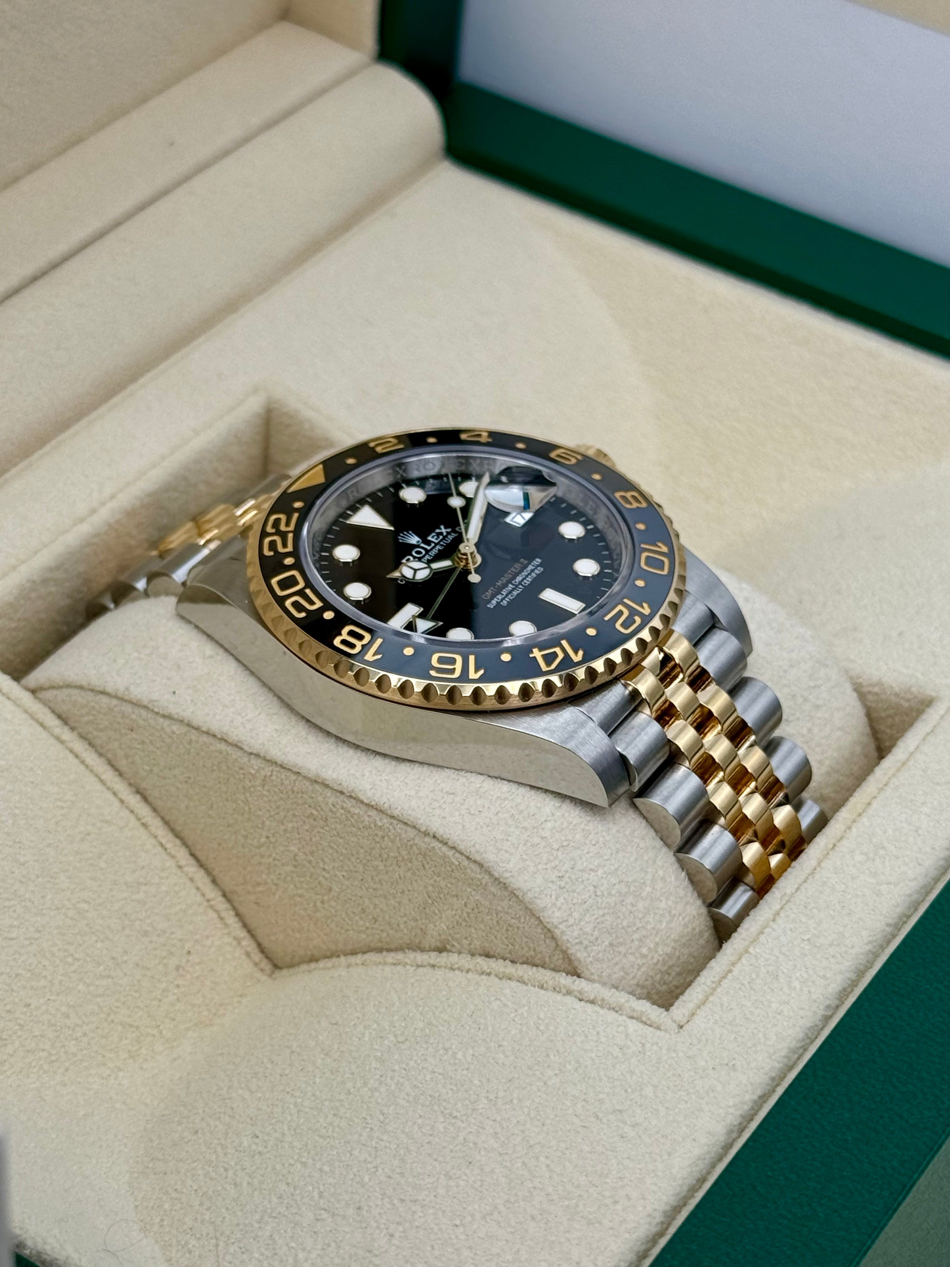 2024 ロレックス GMTマスターII 40mm 126713GRNR ツートーンジュビリーブラックダイヤル