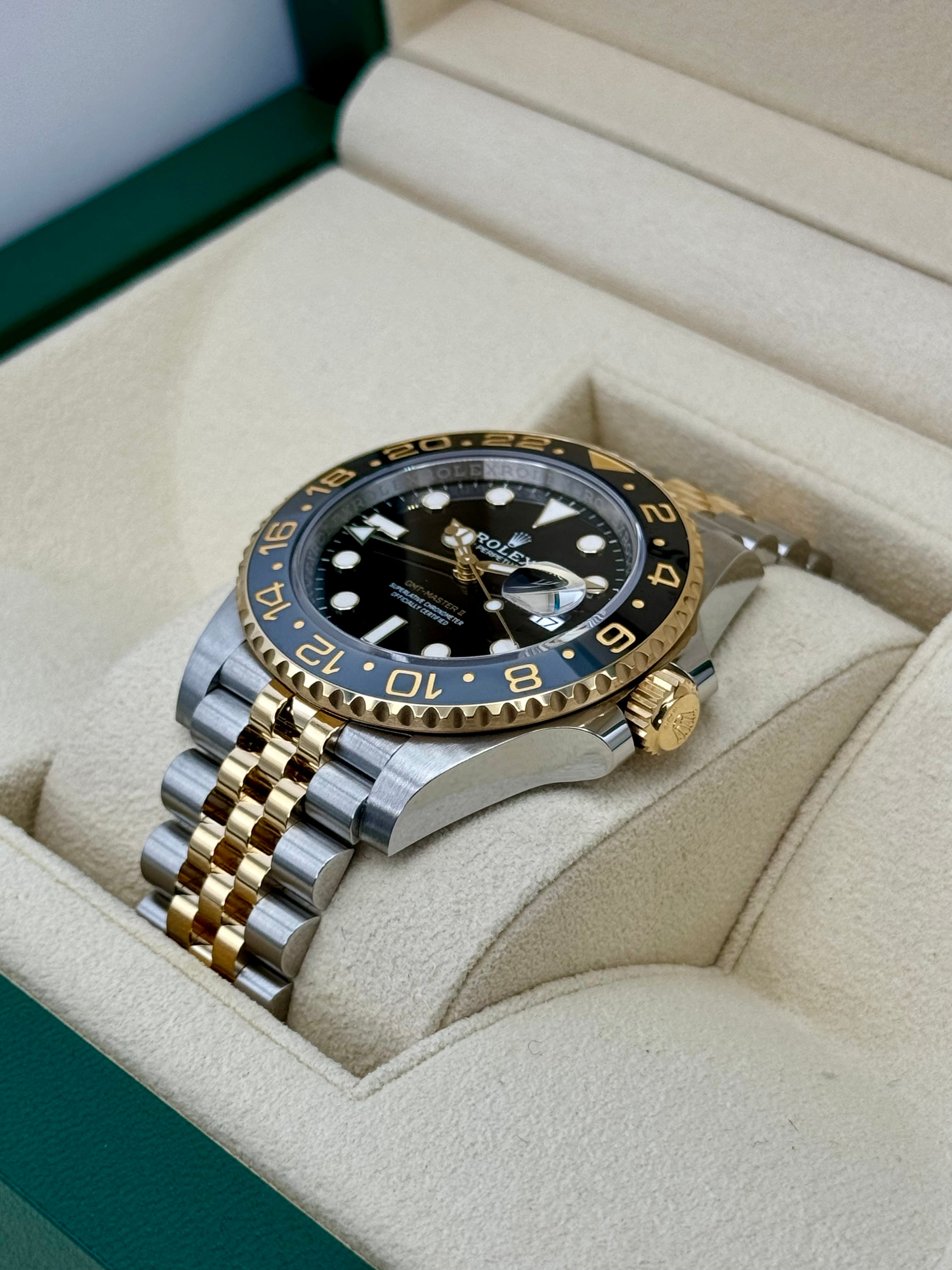 2024 ロレックス GMTマスターII 40mm 126713GRNR ツートーンジュビリーブラックダイヤル