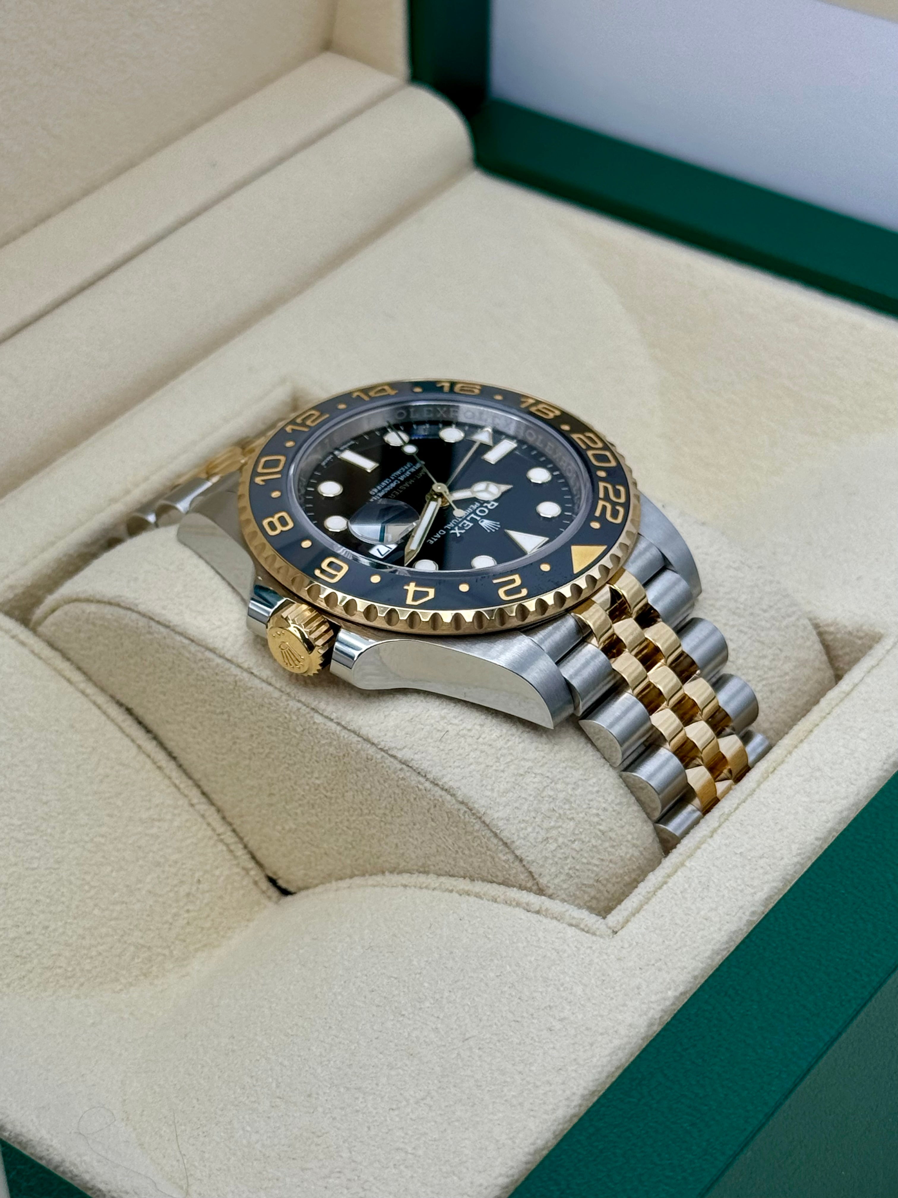 2024 ロレックス GMTマスターII 40mm 126713GRNR ツートーンジュビリーブラックダイヤル