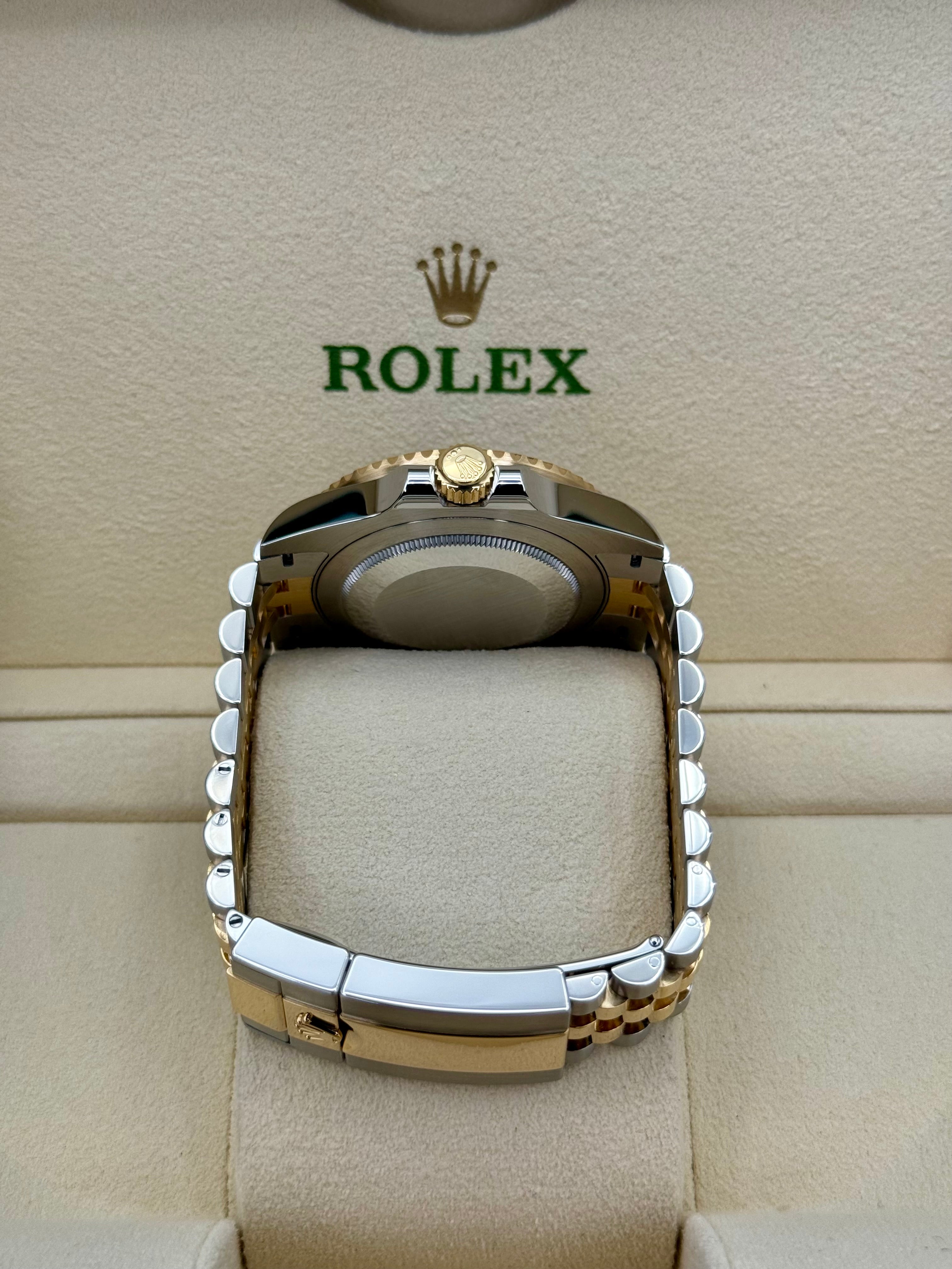 2024 ロレックス GMTマスターII 40mm 126713GRNR ツートーンジュビリーブラックダイヤル